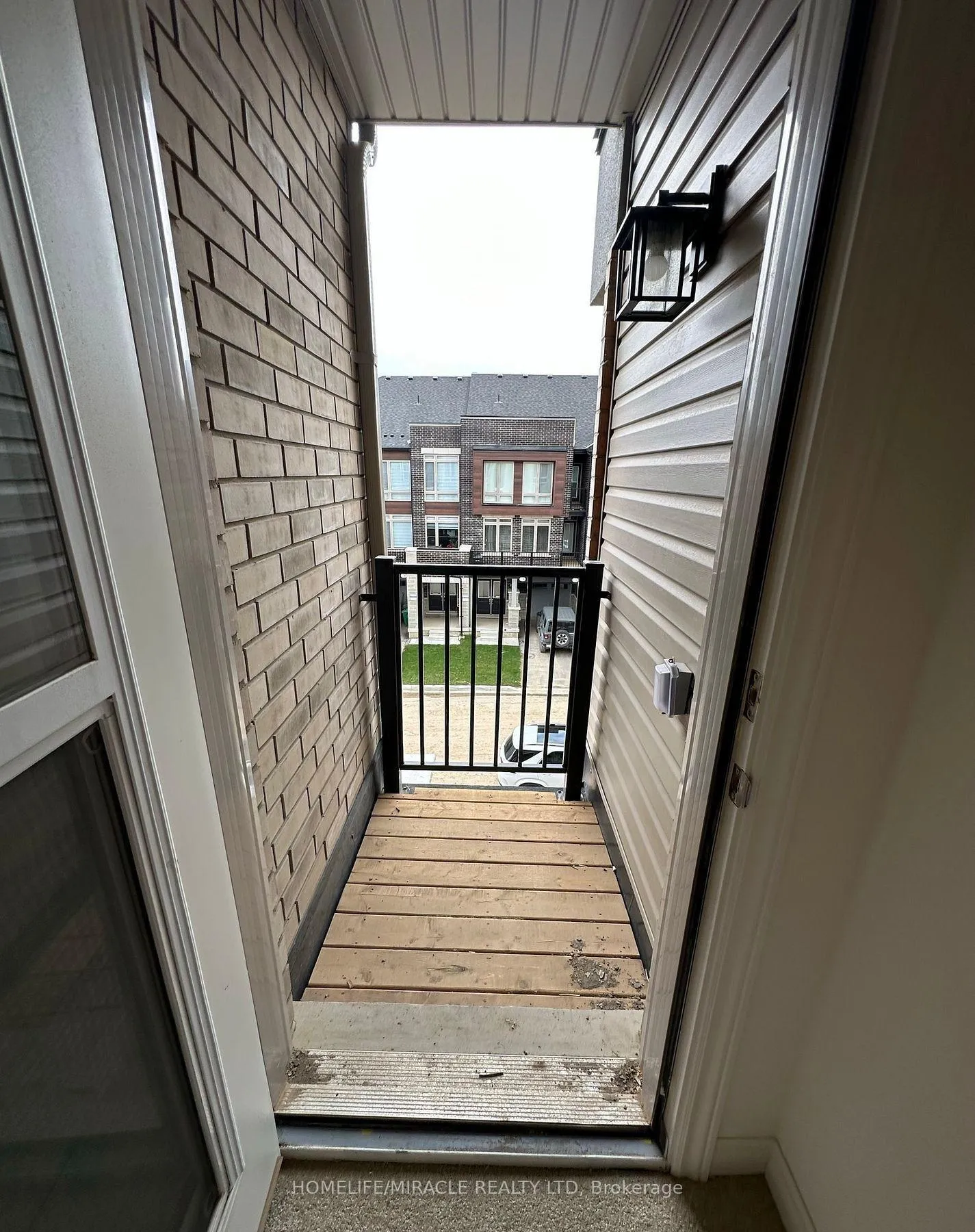 Photo 4 of 18 Arrowview Drive, Brampton, Northwest Brampton — HOMEH