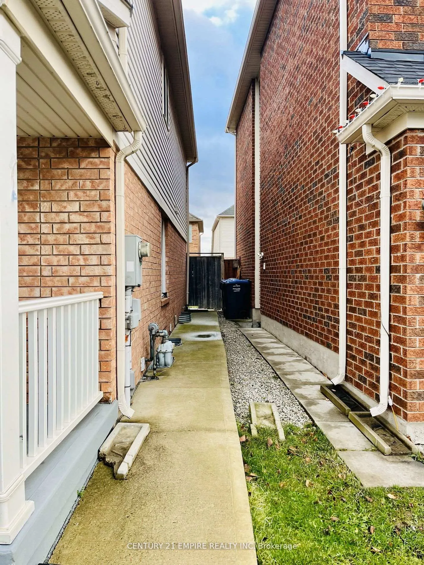 Photo 2 of Unit Bsmt, 162 Decker Hollow Circle, Brampton, Credit Valley — HOMEH