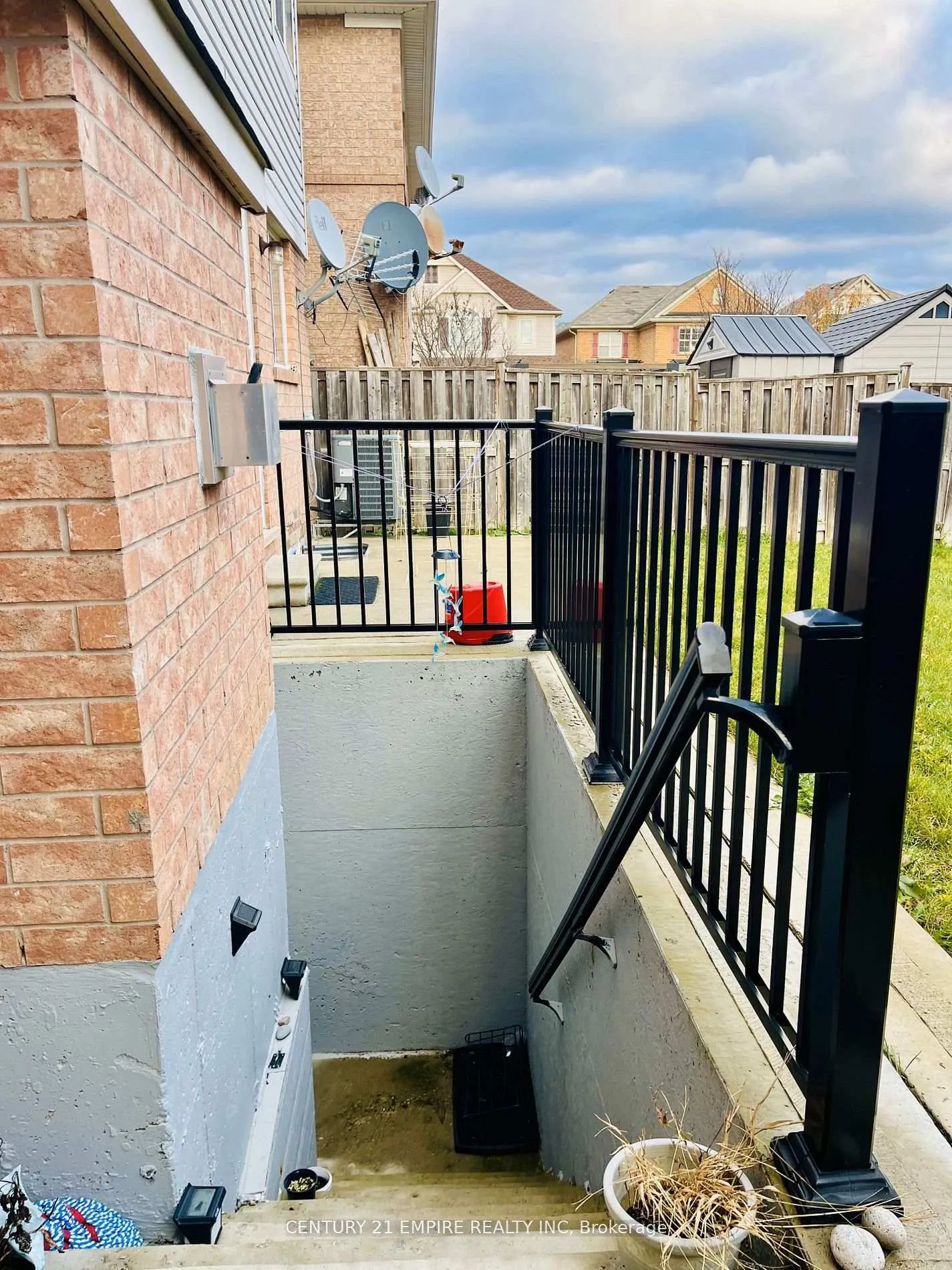 Photo 3 of Unit Bsmt, 162 Decker Hollow Circle, Brampton, Credit Valley — HOMEH
