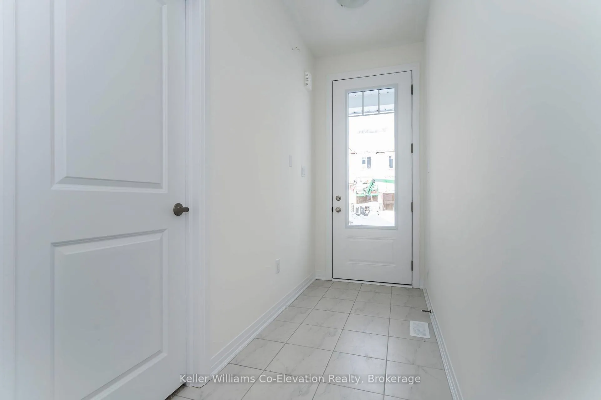 Photo 4 of 547 Hudson Crescent, Midland — HOMEH