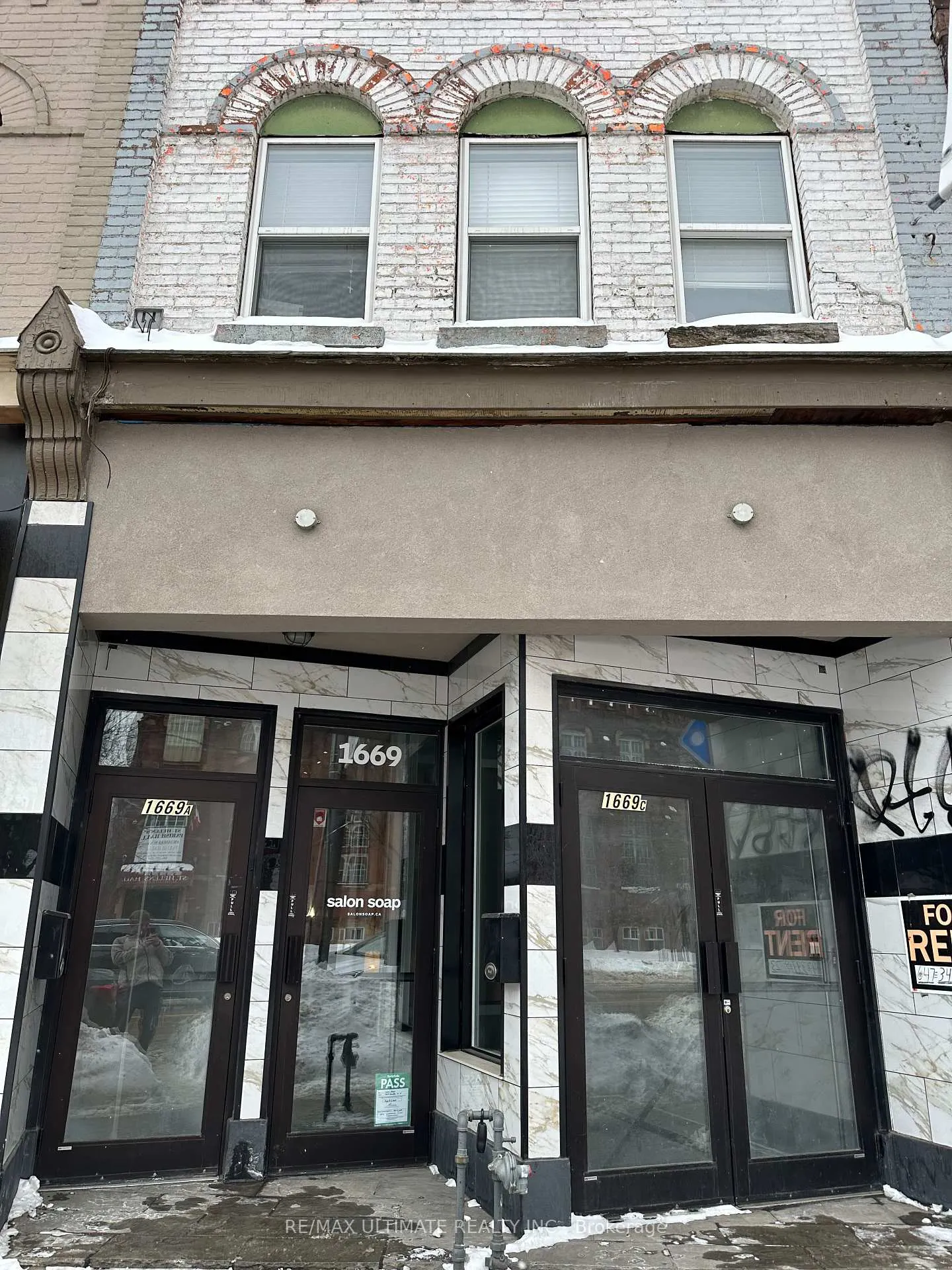 Front of 1669 Dundas Street W