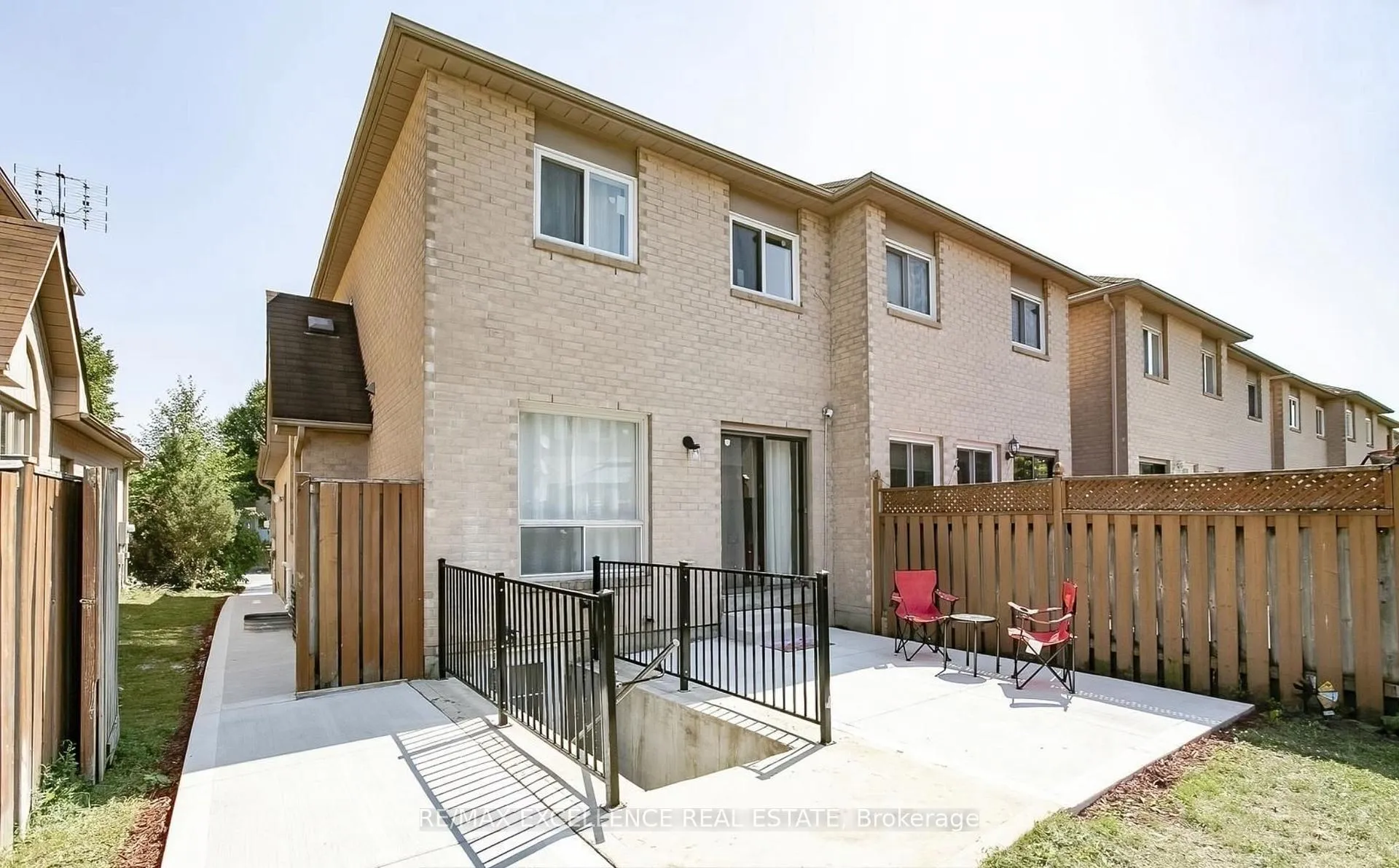 Front of 117 Richwood Crescent
