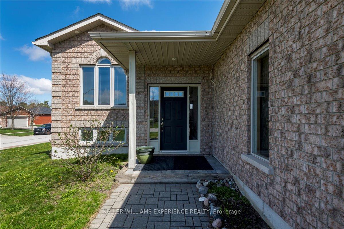 Photo 3 of 33 Primrose Crescent, Barrie, Ardagh — HOMEH