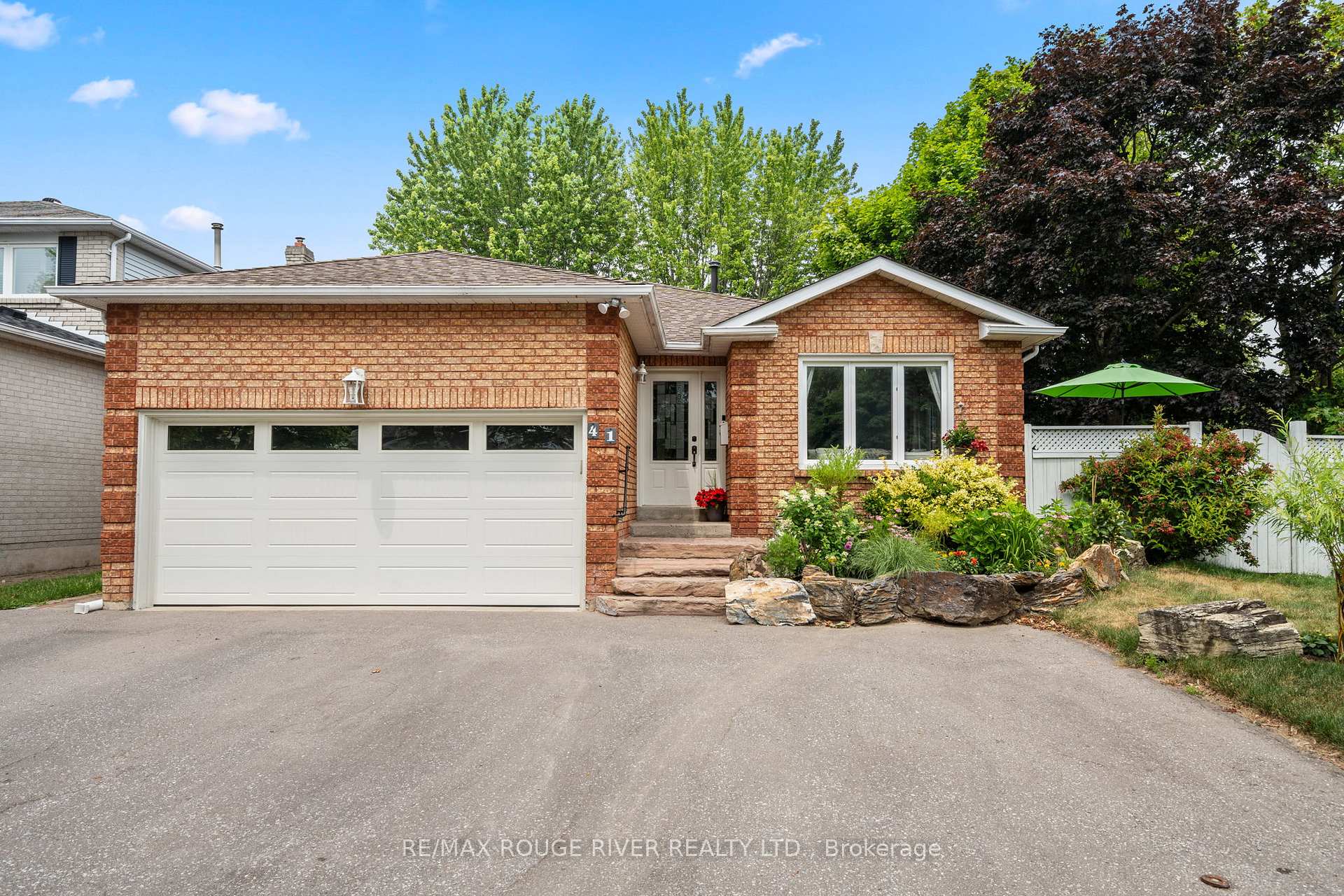 Photo 2 of 41 Peachtree Crescent, Clarington, Bowmanville — HOMEH