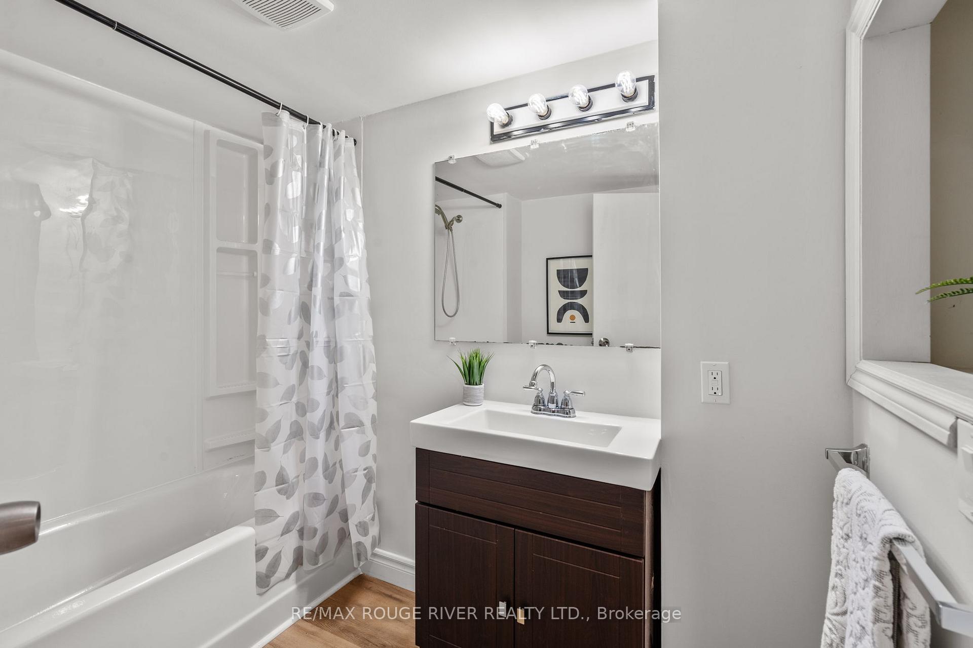 Photo 26 of 41 Peachtree Crescent, Clarington, Bowmanville — HOMEH