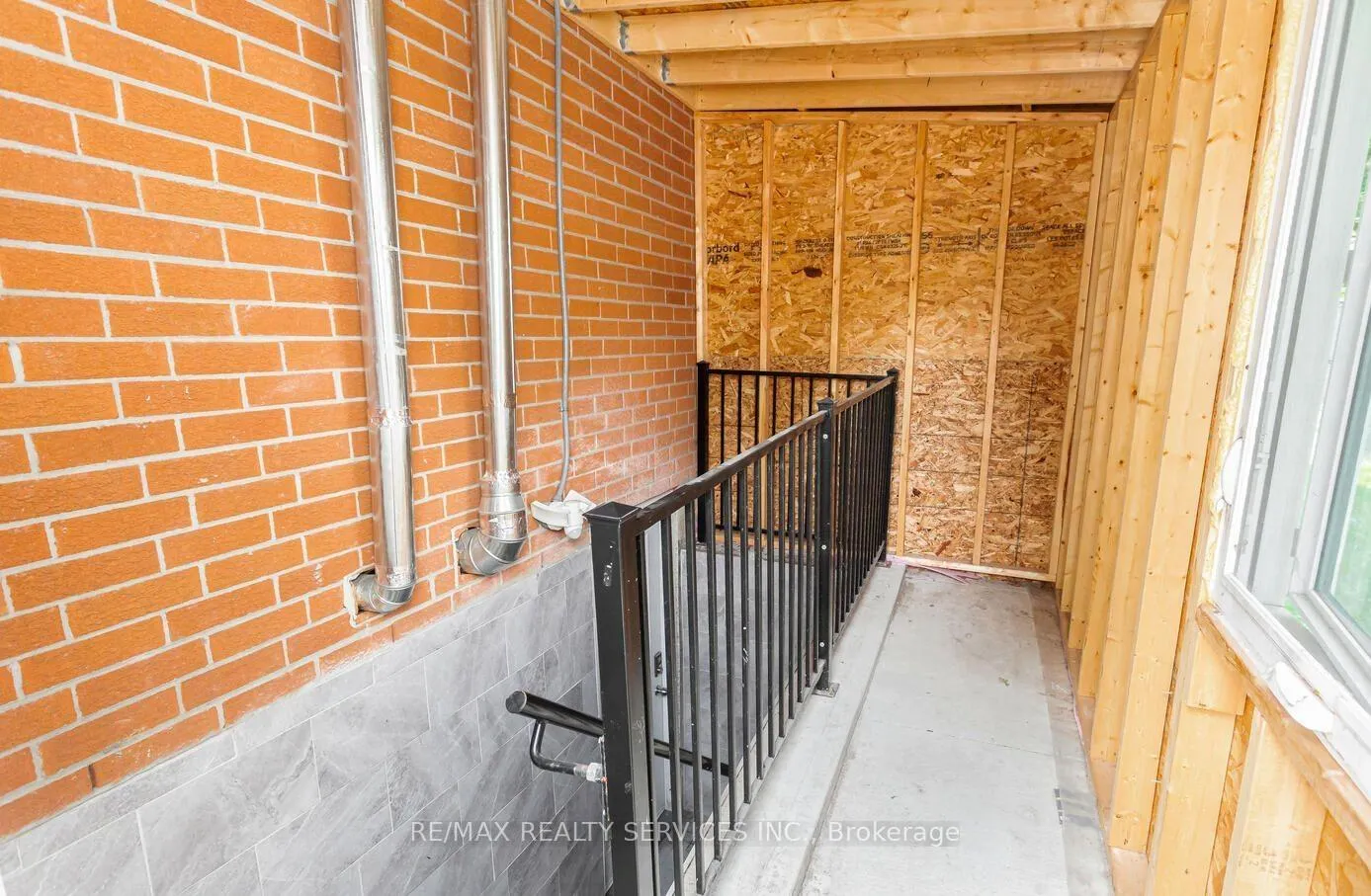 Photo 2 of 20 Driscoll Drive, Brampton, Brampton South — HOMEH