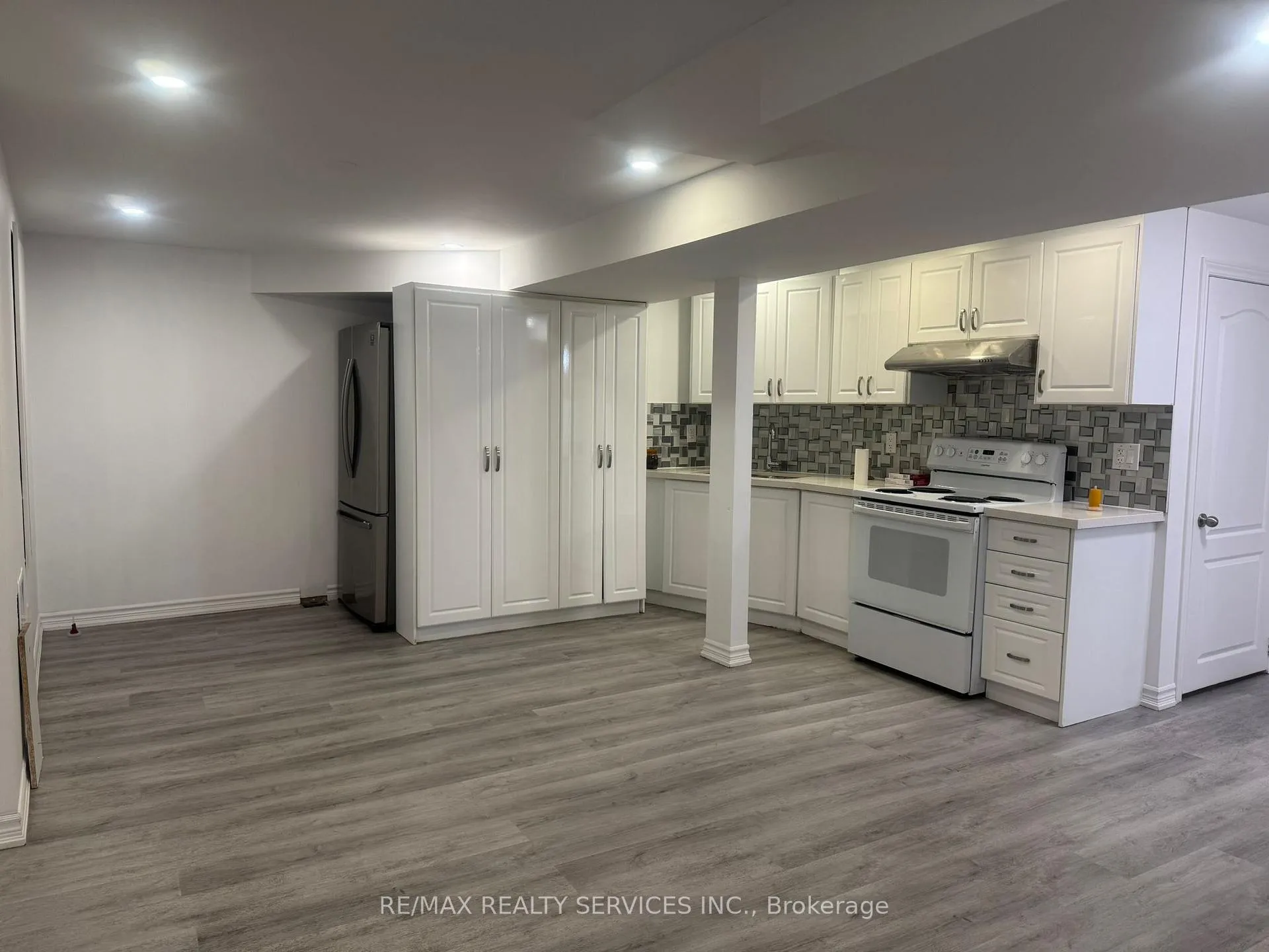 Photo 3 of 20 Driscoll Drive, Brampton, Brampton South — HOMEH