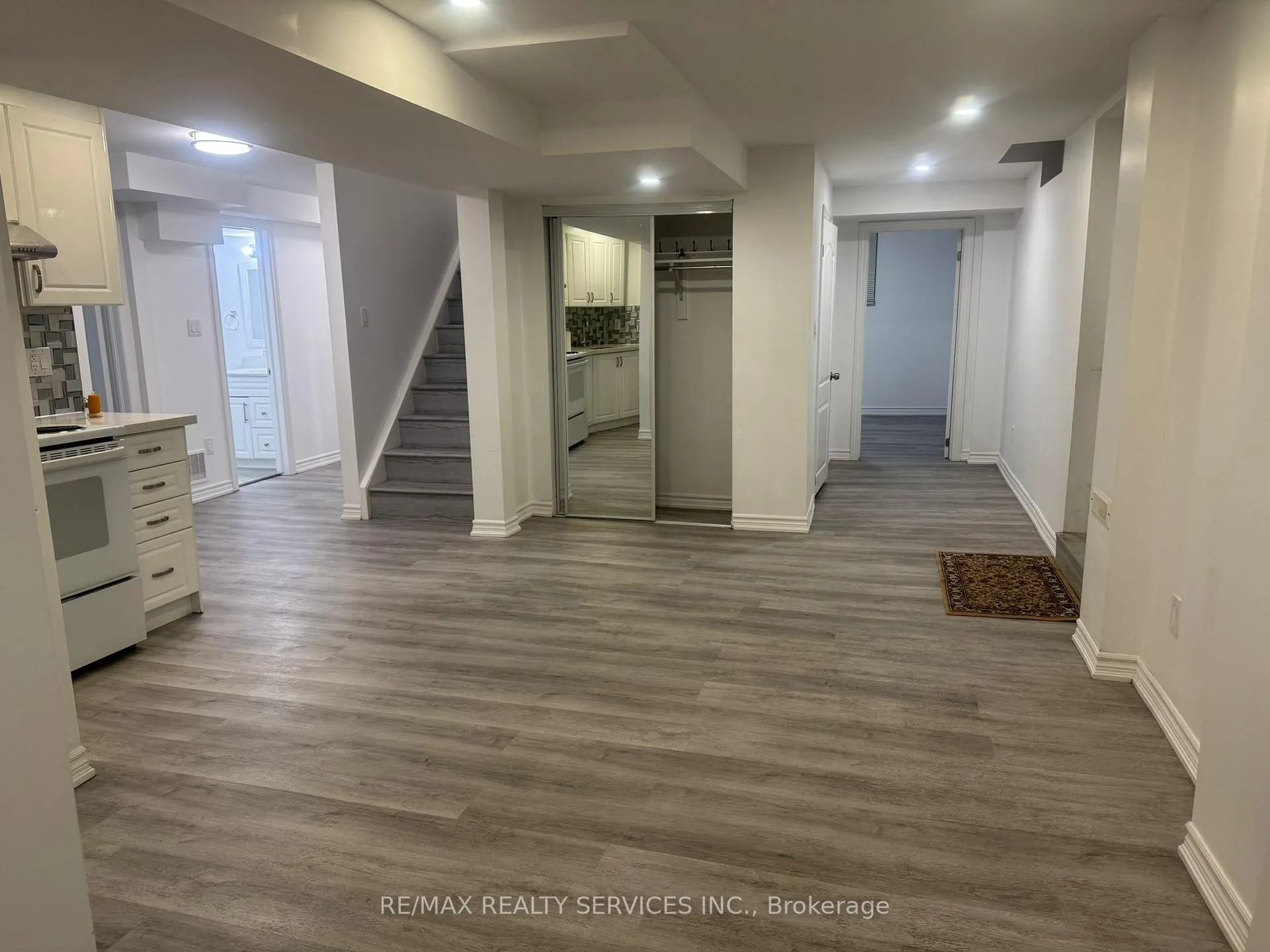 Photo 4 of 20 Driscoll Drive, Brampton, Brampton South — HOMEH