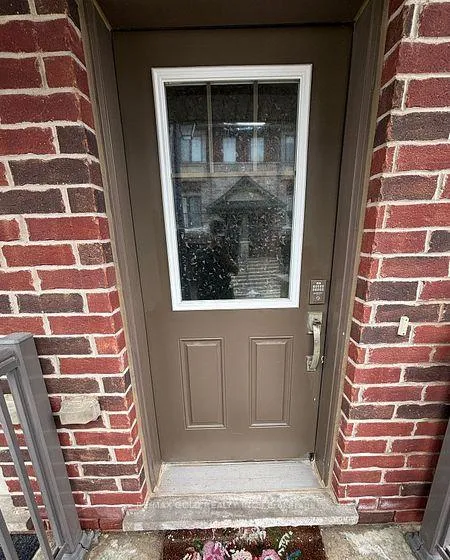 Photo 1 of 8 Pringle Lane, Hamilton, Ancaster — HOMEH