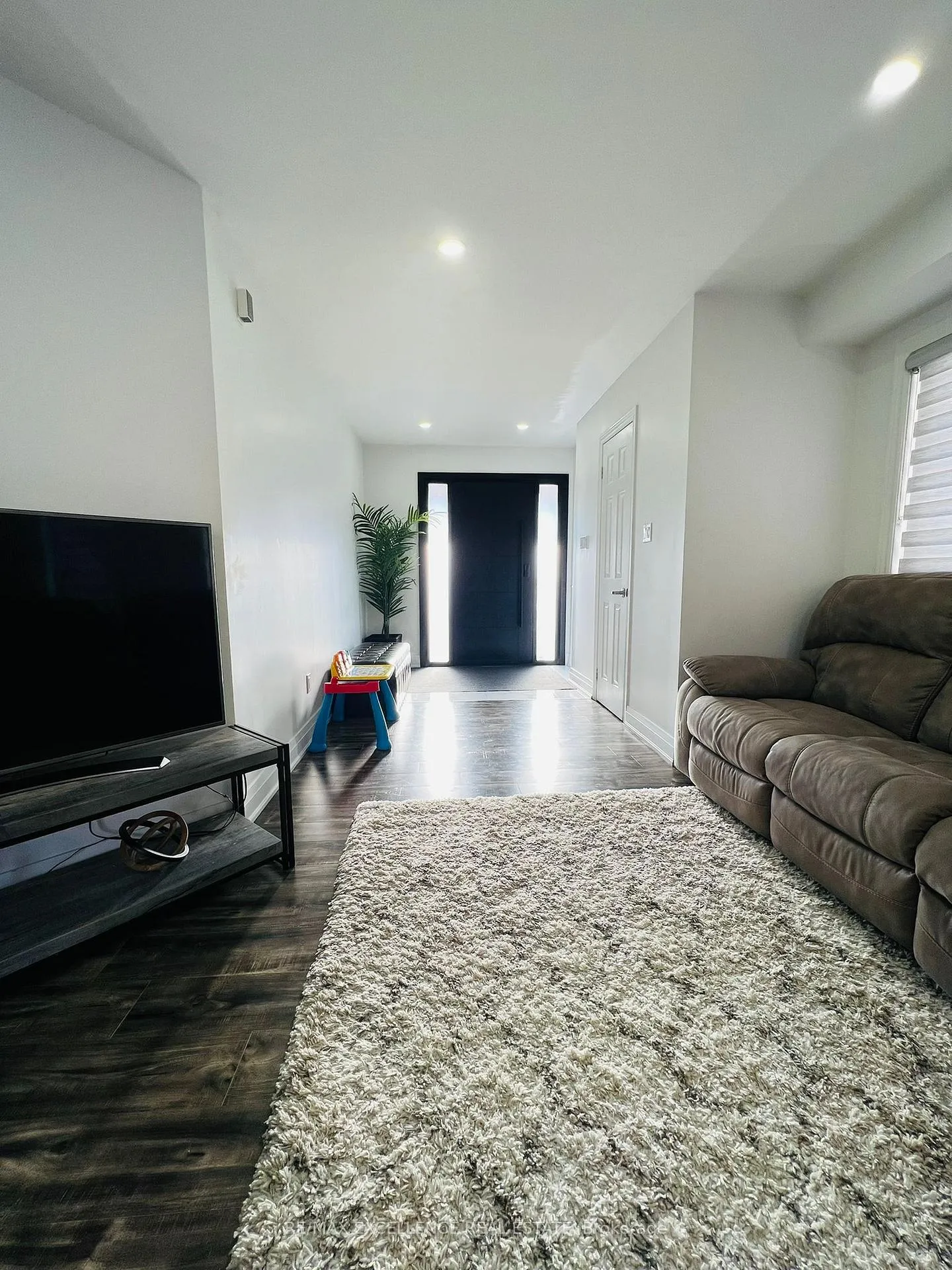 Photo 3 of 18 Fallstar Crescent, Brampton, Fletcher's Meadow — HOMEH