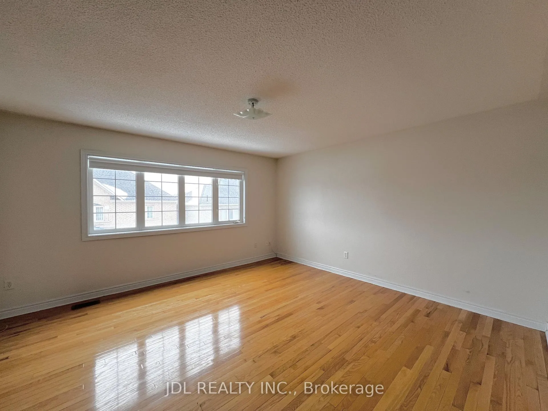 Photo 7 of 1 Winter Creek Crescent, Markham, Victoria Manor-Jennings Gate — HOMEH