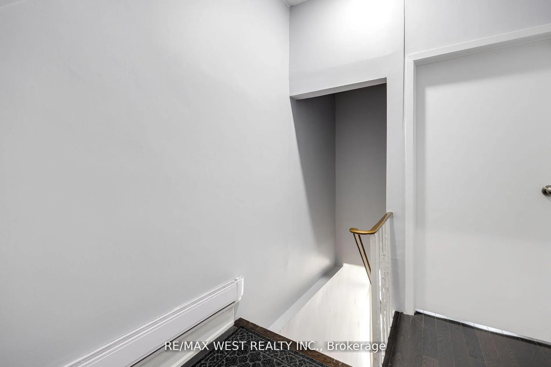 Photo 4 of Unit Upper, 1177 Dundas Street W, Toronto, Trinity-Bellwoods — HOMEH