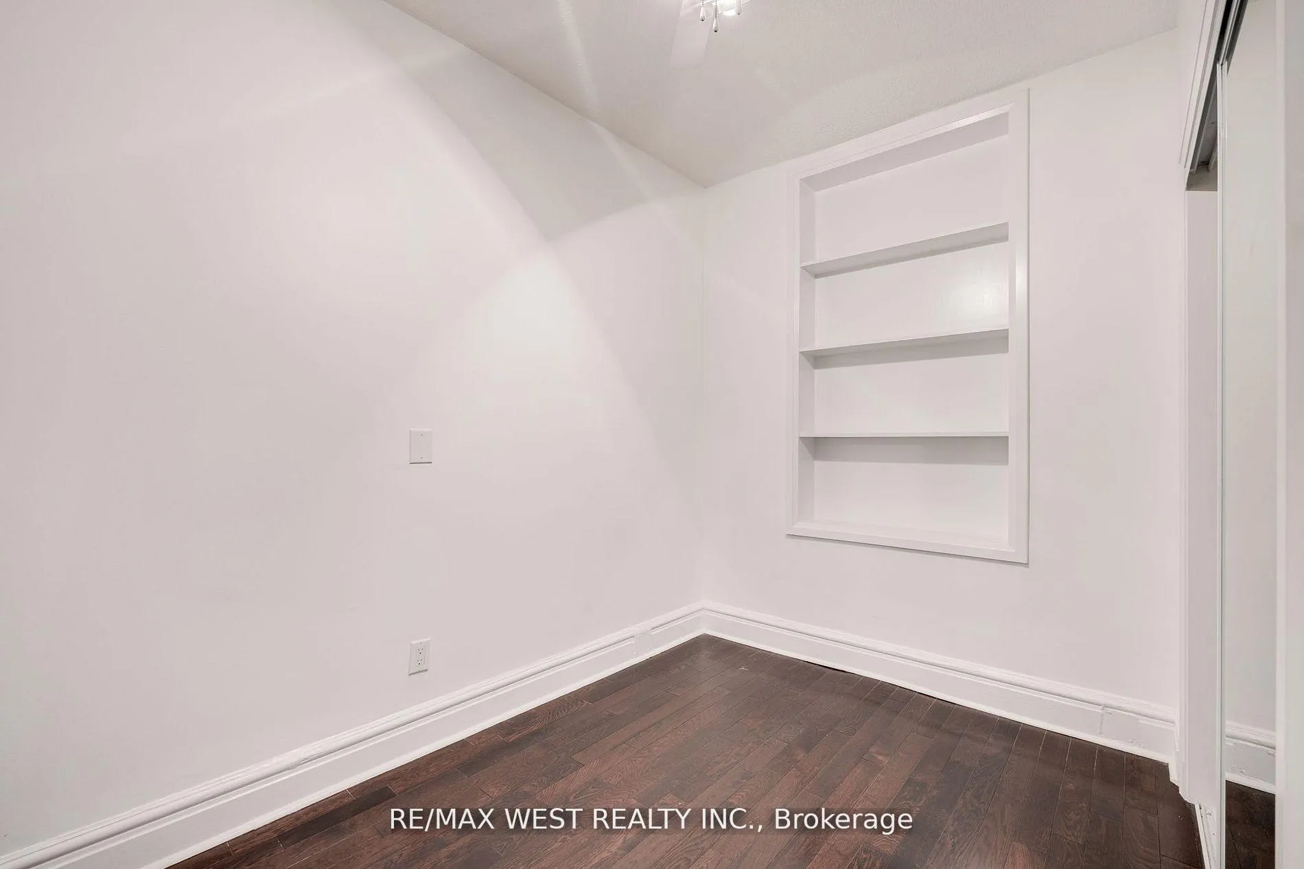 Photo 13 of Unit Upper, 1177 Dundas Street W, Toronto, Trinity-Bellwoods — HOMEH
