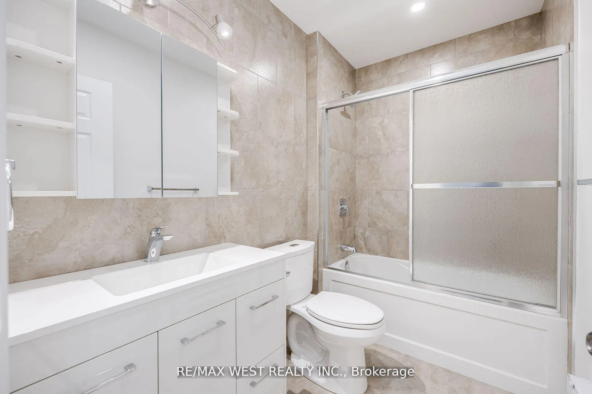 Photo 16 of Unit Upper, 1177 Dundas Street W, Toronto, Trinity-Bellwoods — HOMEH