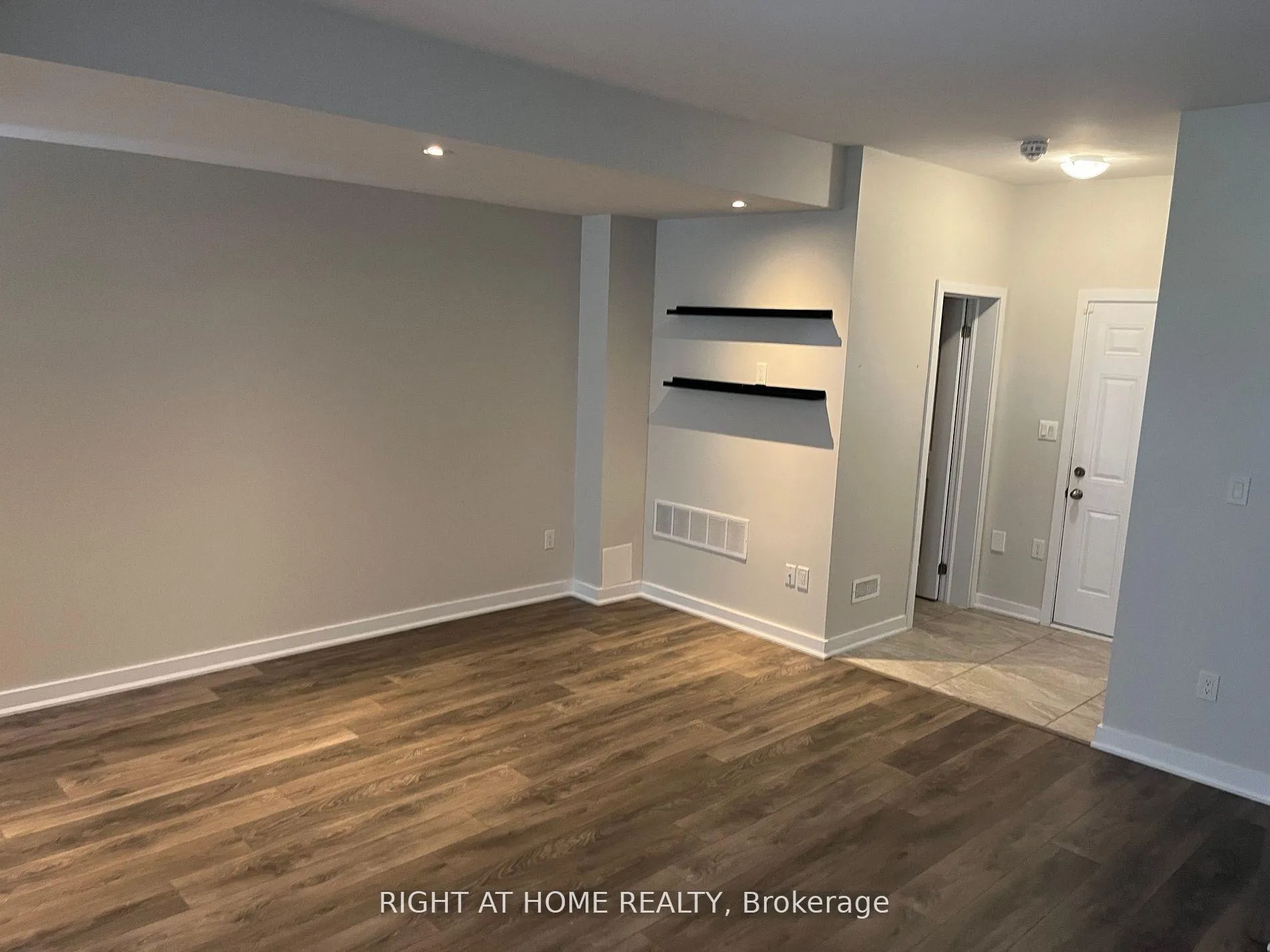 Photo 9 of 6 Bremont Way, Wasaga Beach — HOMEH
