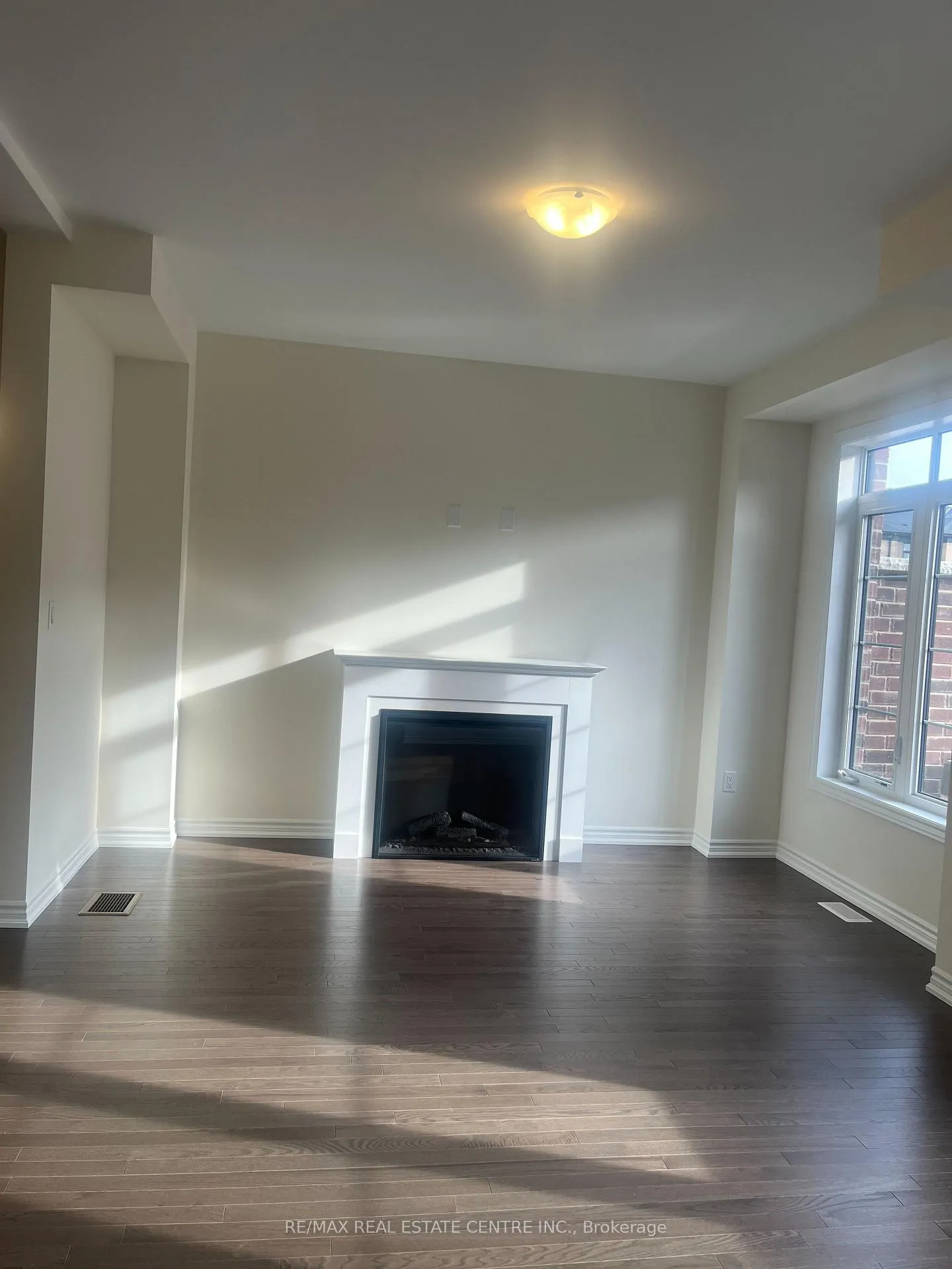 Photo 9 of 49 Bonnington Drive, Brampton, Northwest Brampton — HOMEH