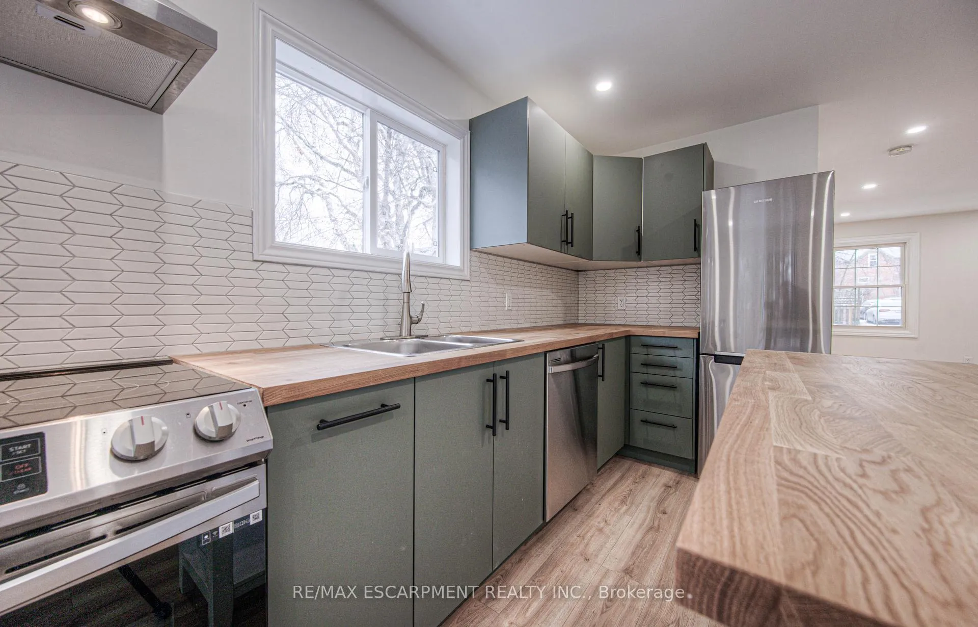 Photo 5 of 30 Young Street W, Waterloo — HOMEH