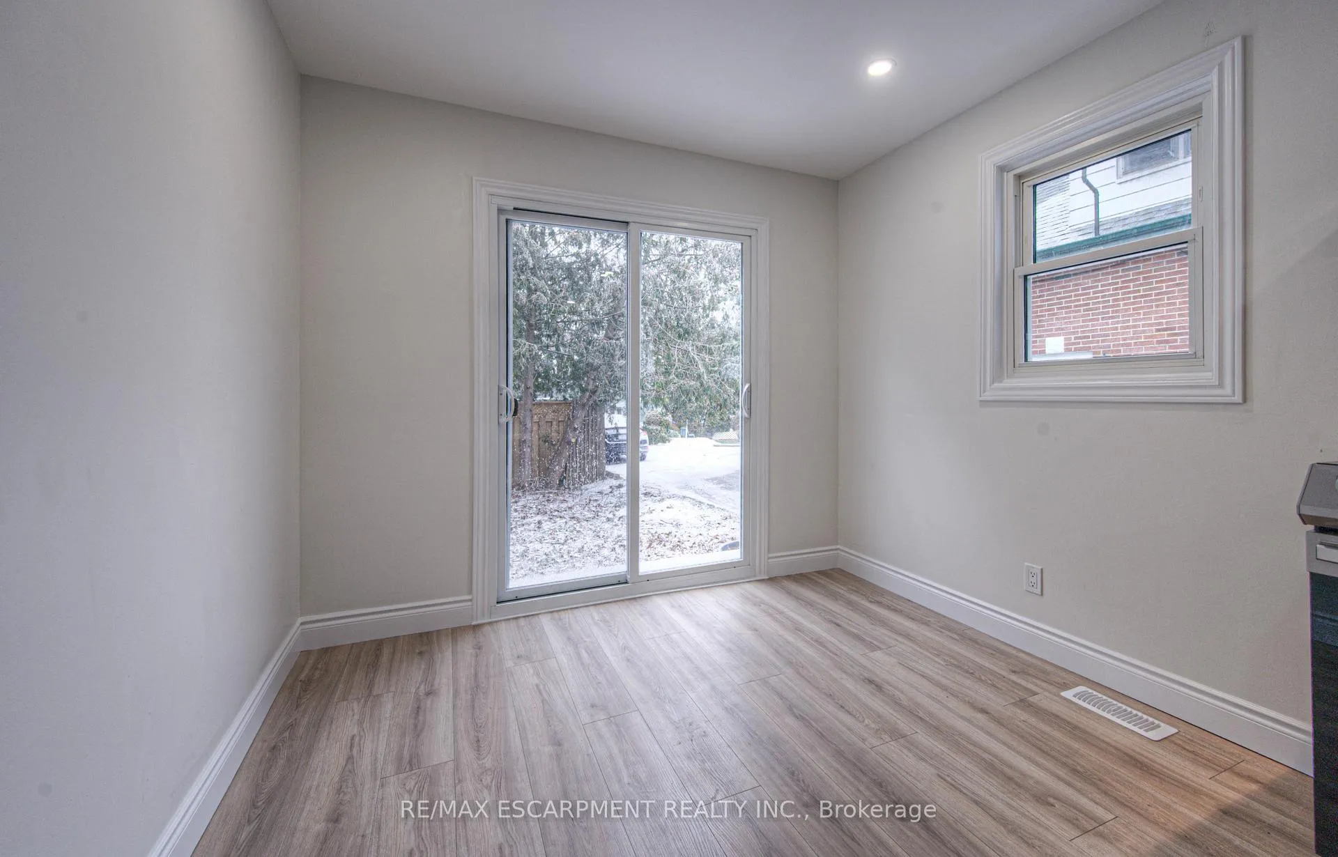 Photo 9 of 30 Young Street W, Waterloo — HOMEH