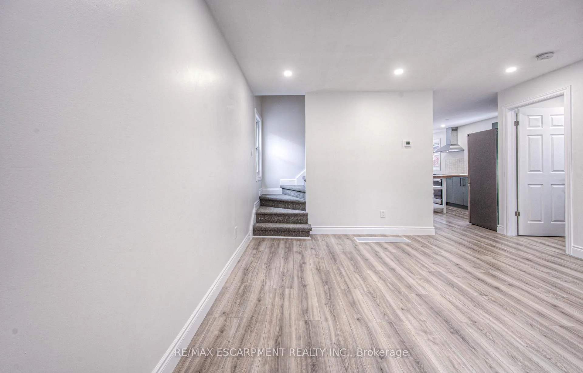 Photo 12 of 30 Young Street W, Waterloo — HOMEH