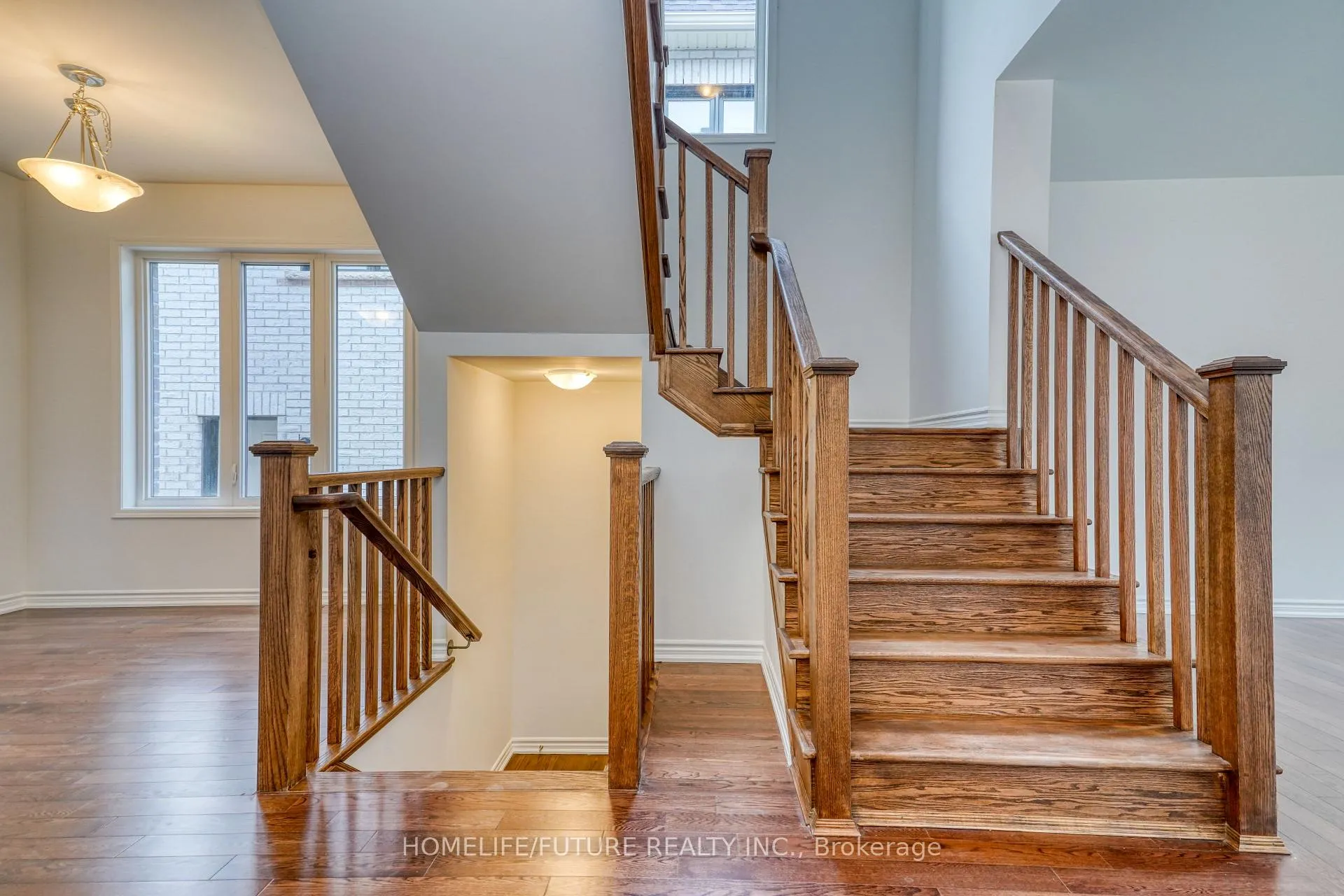 Photo 8 of 1481 MockingBird Square, Pickering, Rural Pickering — HOMEH