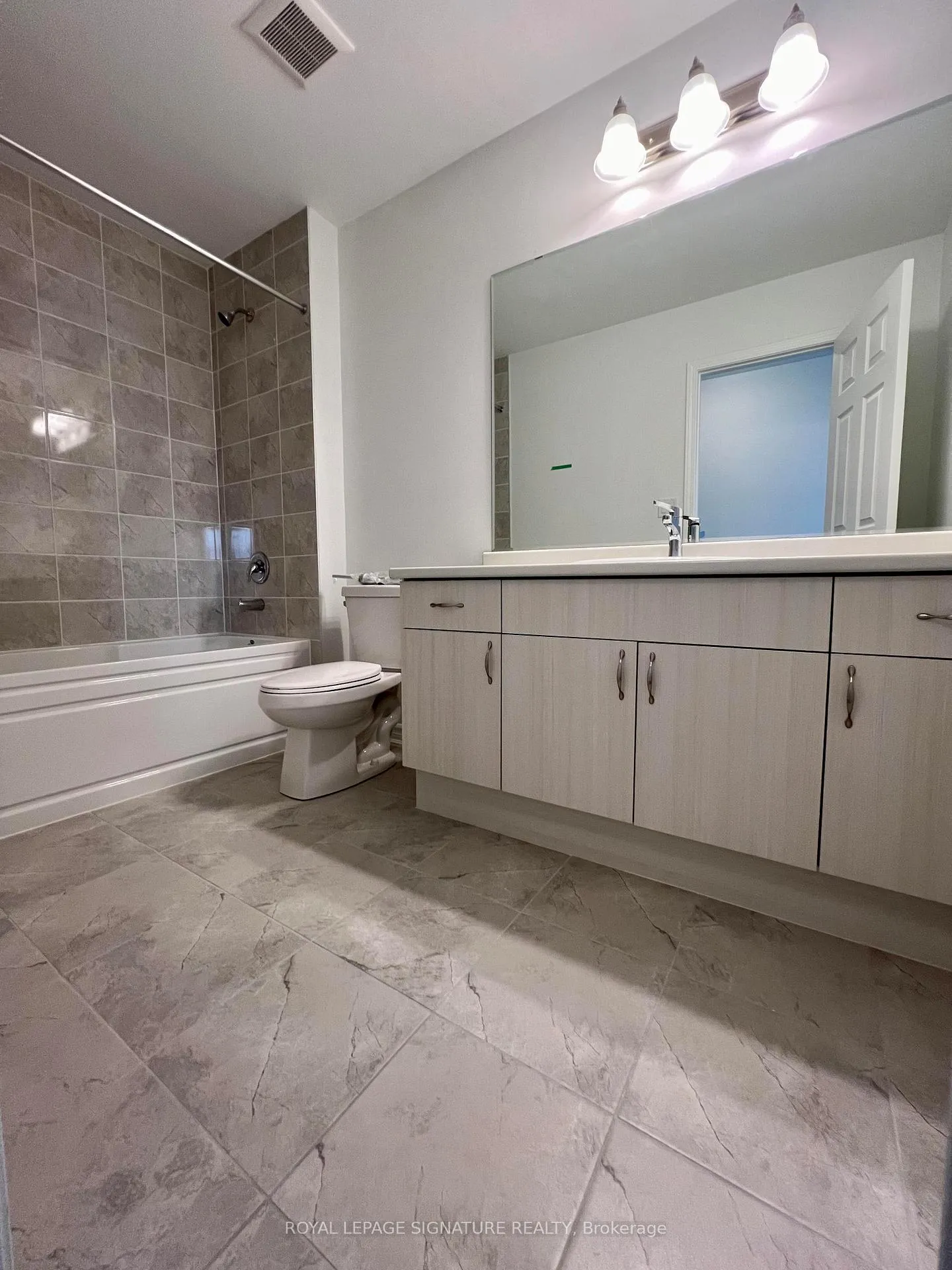 Photo 10 of 83 Keppel Circle, Brampton, Northwest Brampton — HOMEH