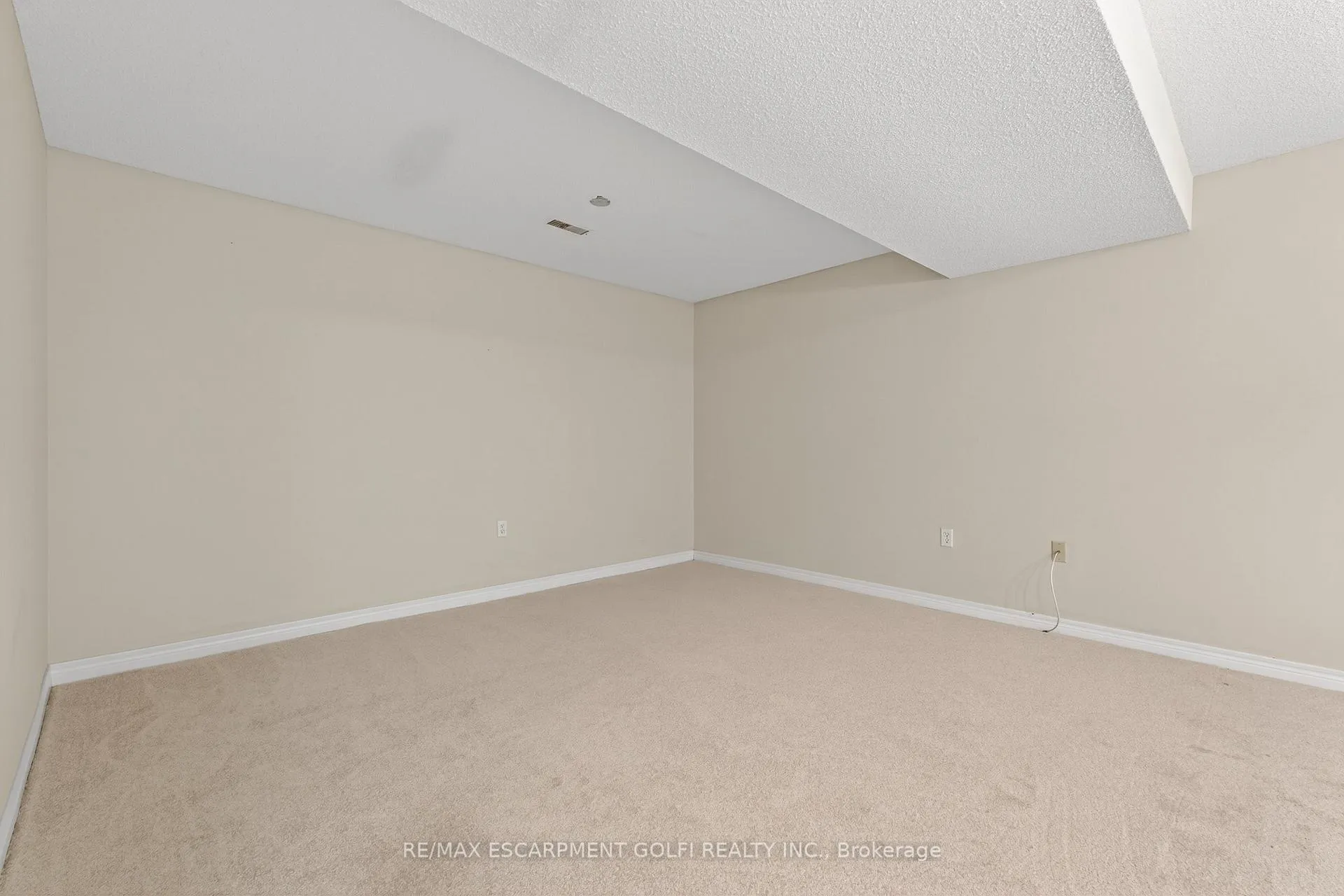 Photo 26 of Unit 2, 810 Golf Links Road, Hamilton, Ancaster — HOMEH