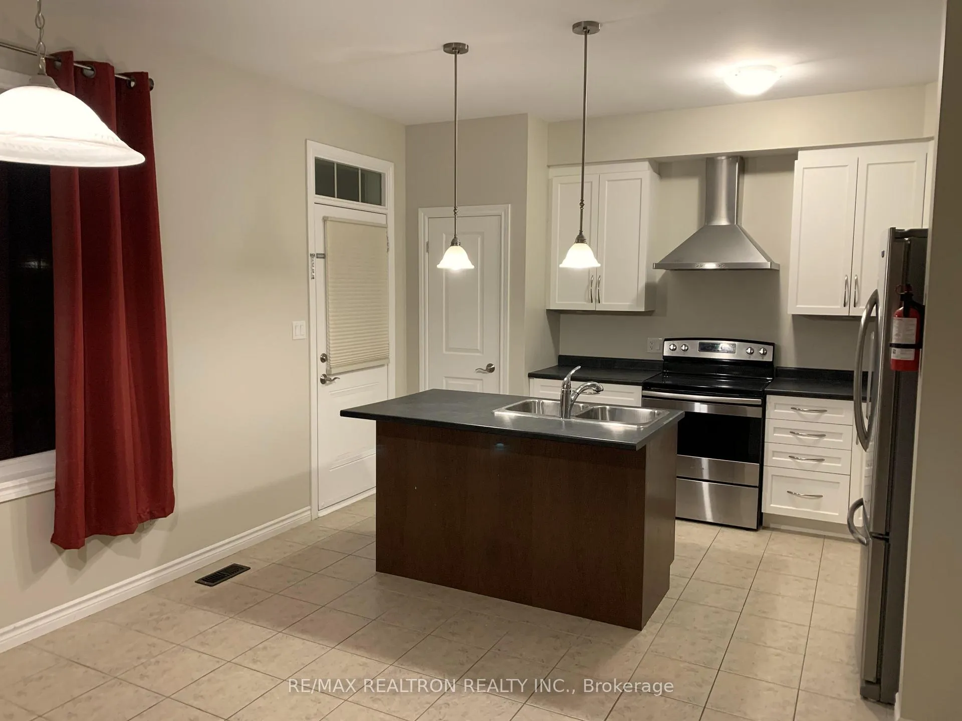 Photo 4 of 31 Ted Miller Crescent, Clarington, Bowmanville — HOMEH