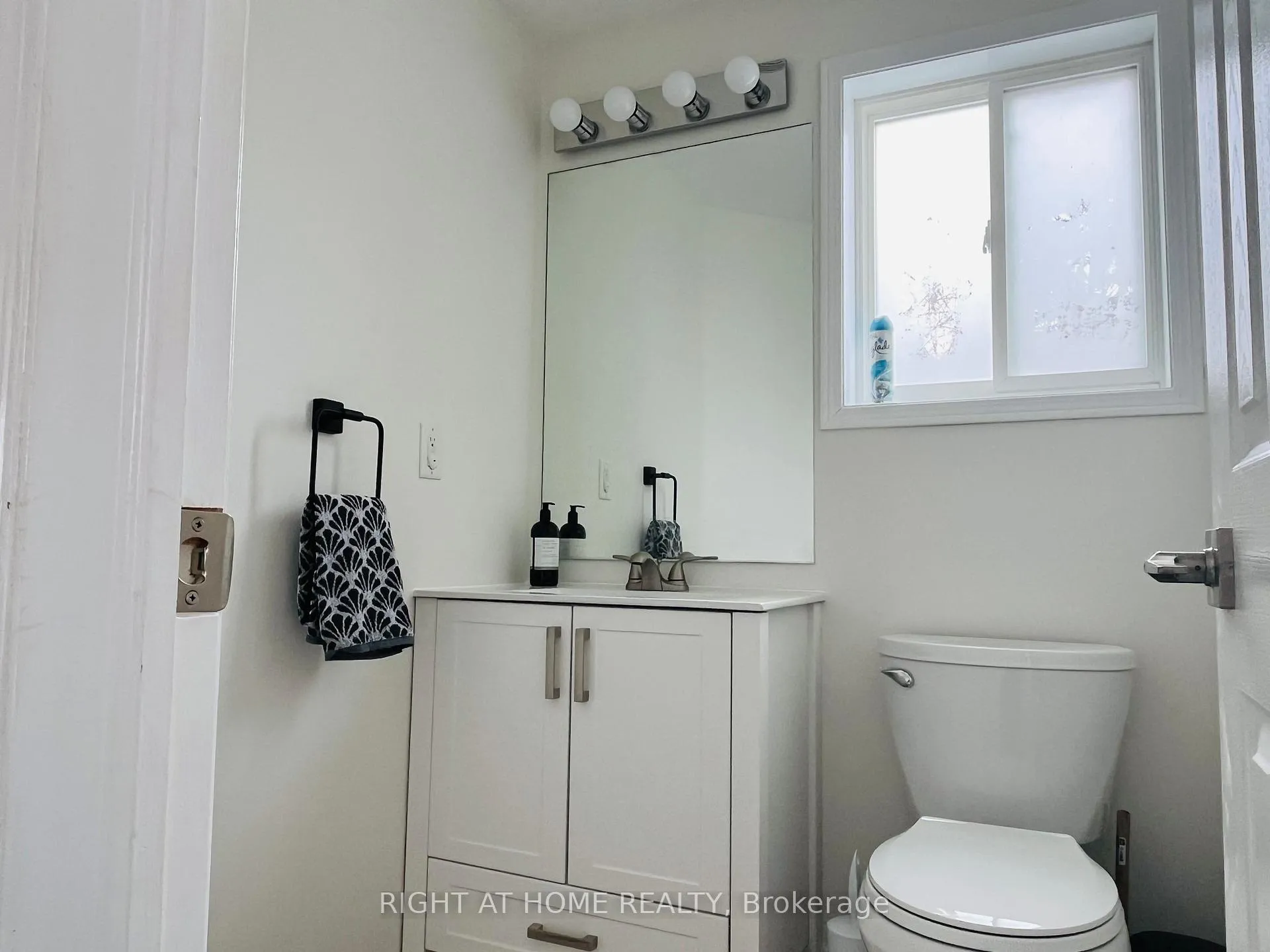 Photo 8 of 14 Downing Crescent, Barrie, Holly — HOMEH