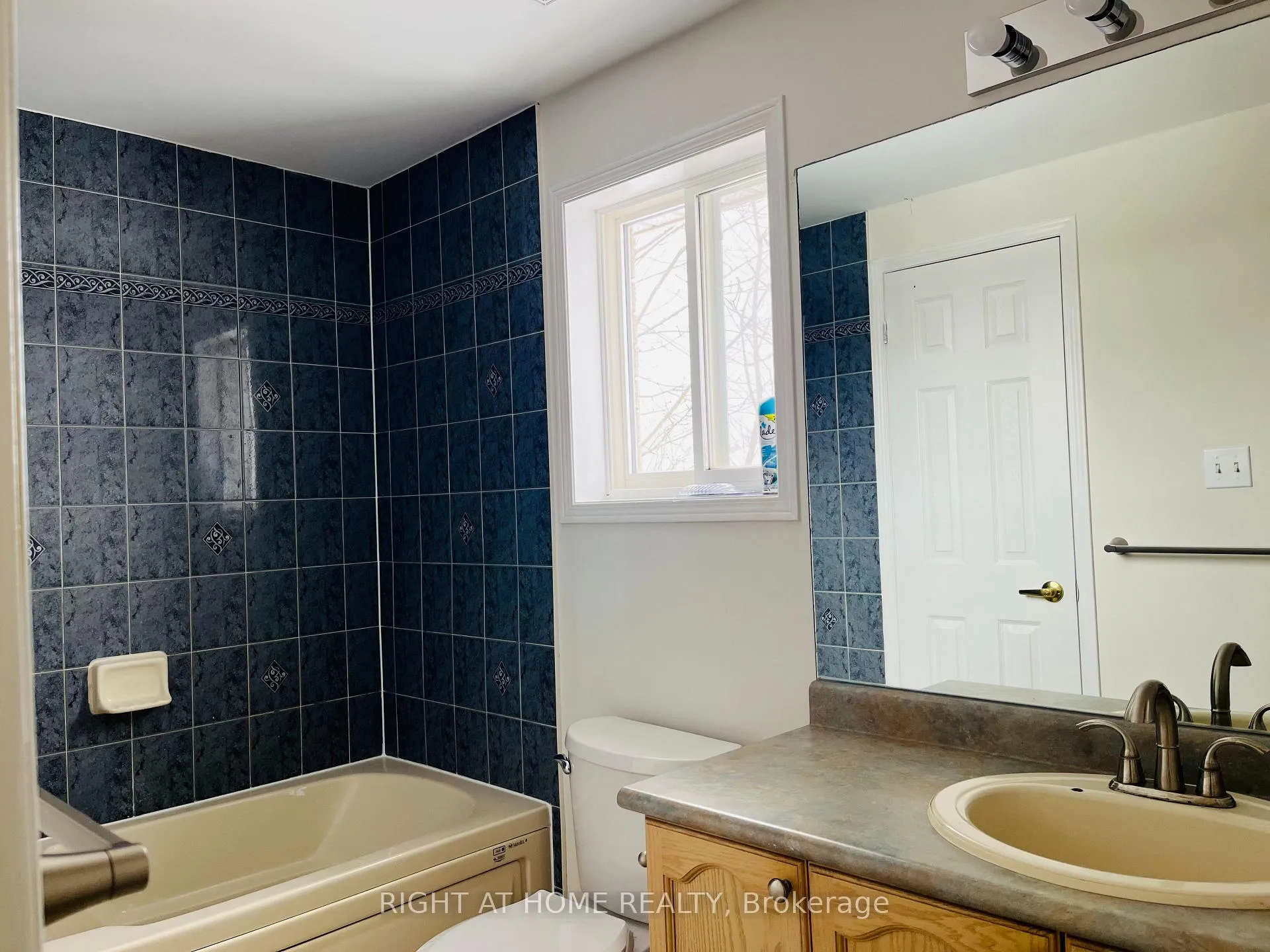 Photo 11 of 14 Downing Crescent, Barrie, Holly — HOMEH