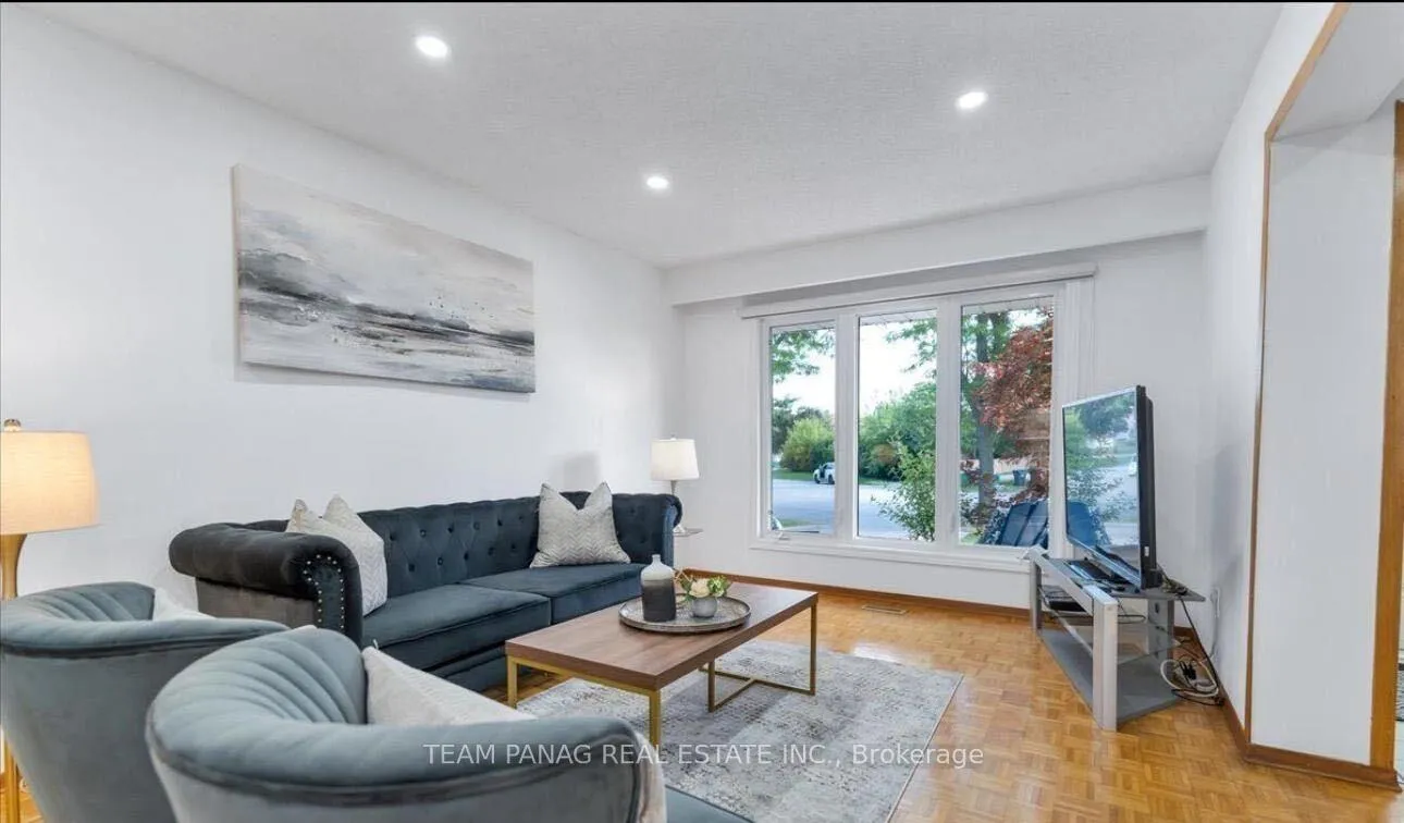 Photo 3 of 18 Medina Place, Brampton, Central Park — HOMEH