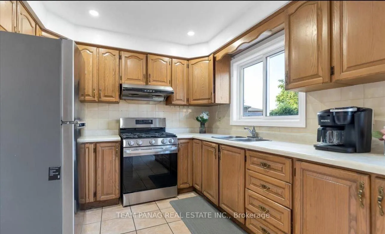 Photo 5 of 18 Medina Place, Brampton, Central Park — HOMEH