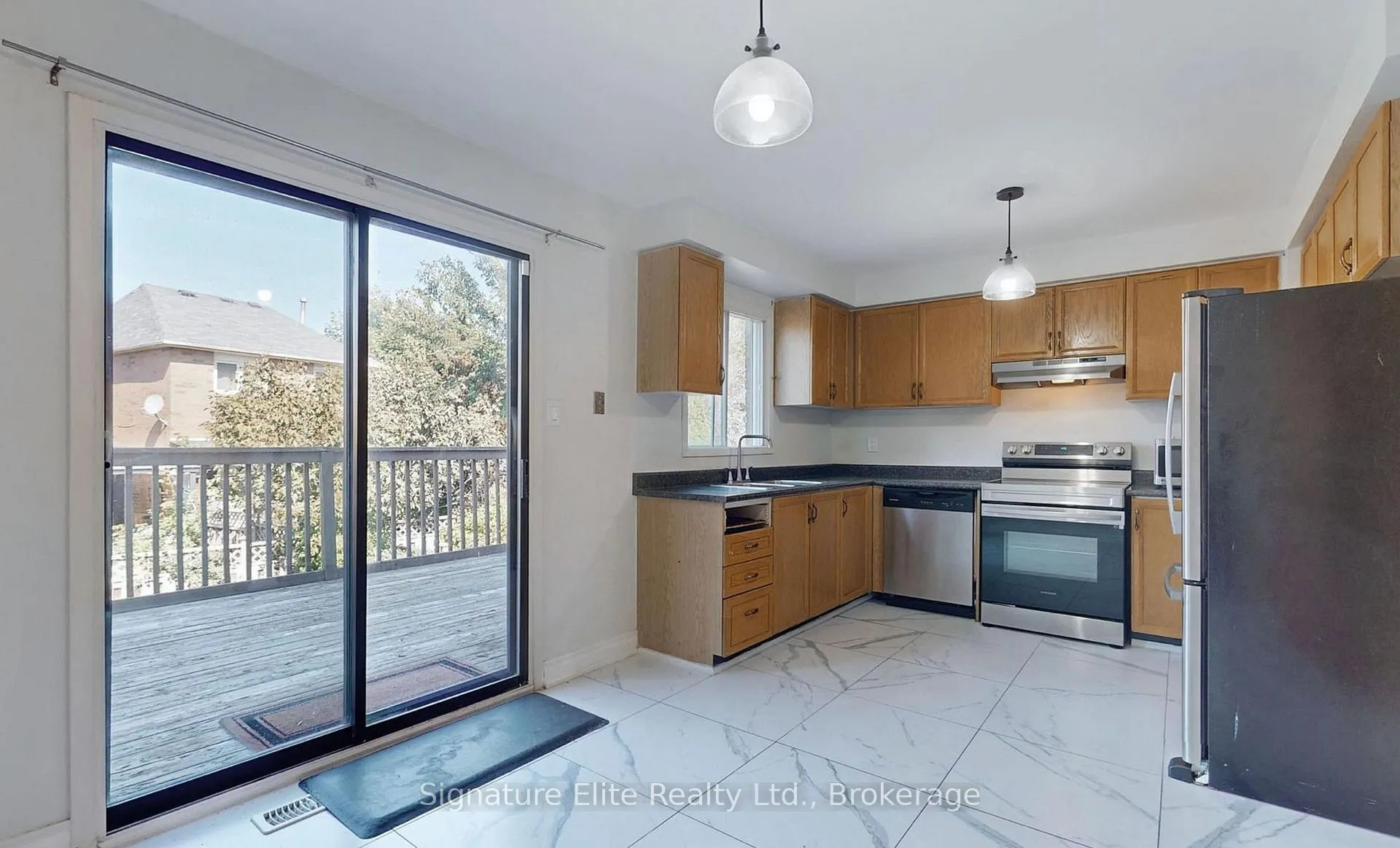 Photo 4 of 11 Noake Crescent, Ajax, Central — HOMEH