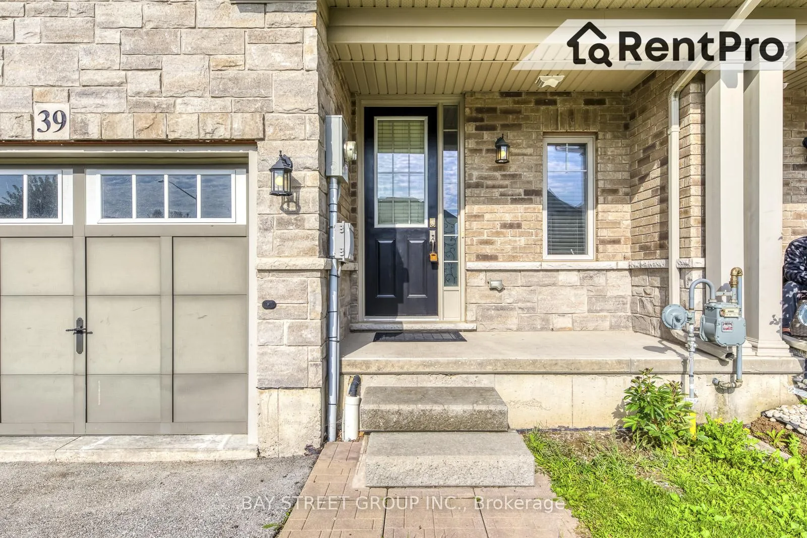 Photo 2 of 39 Sexton Crescent, Hamilton, Ancaster — HOMEH