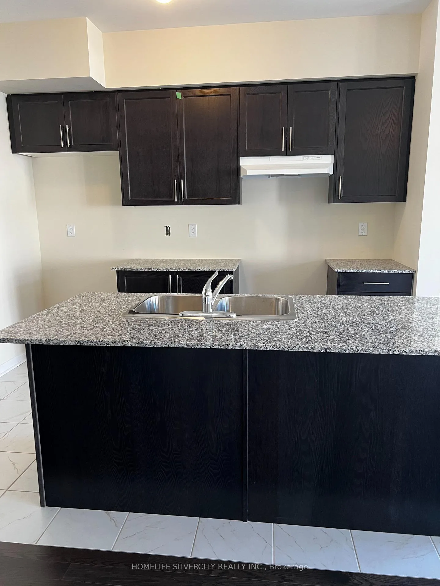 Photo 3 of 305 Windfields Farm Drive E, Oshawa, Windfields — HOMEH