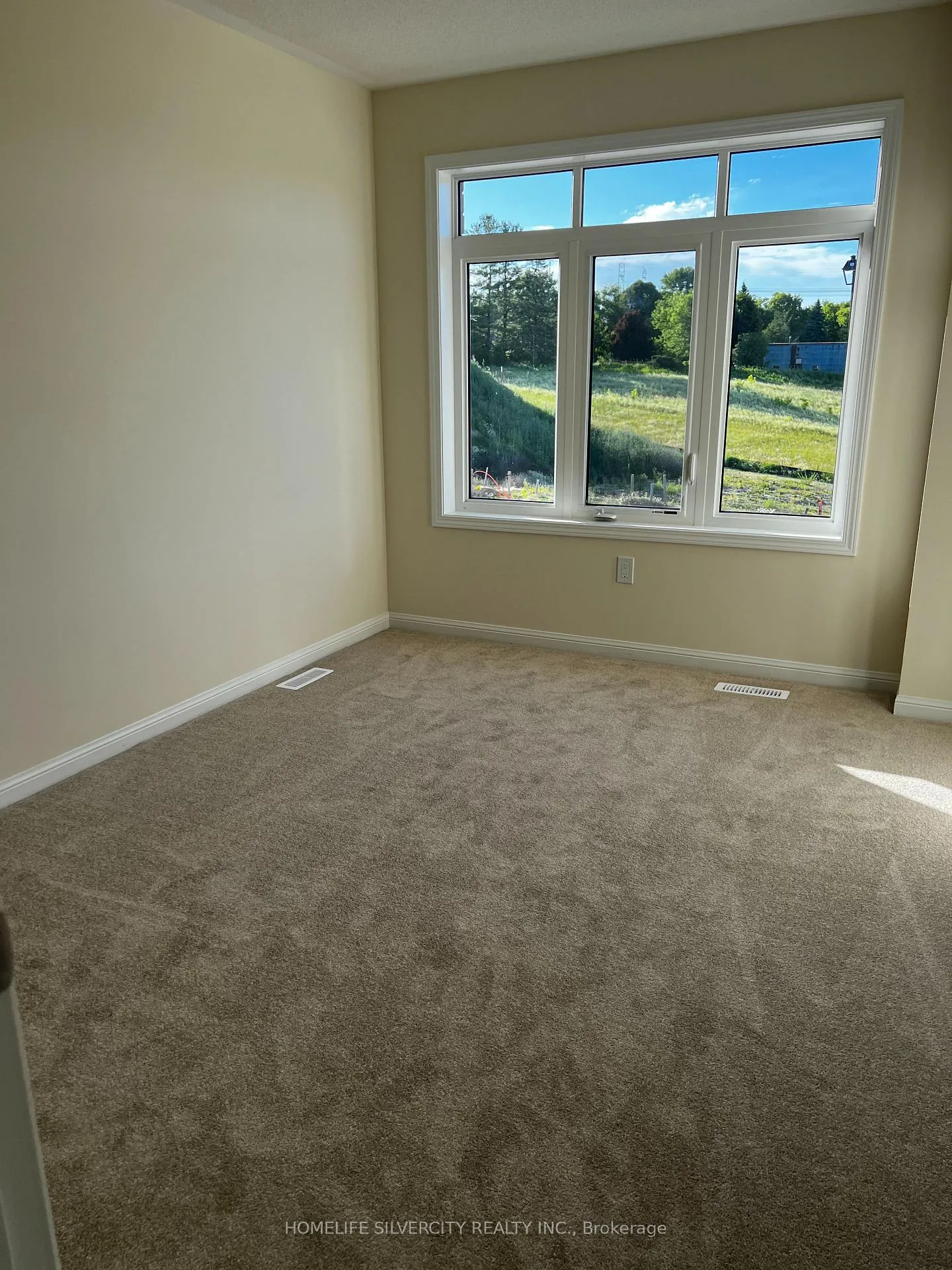 Photo 9 of 305 Windfields Farm Drive E, Oshawa, Windfields — HOMEH