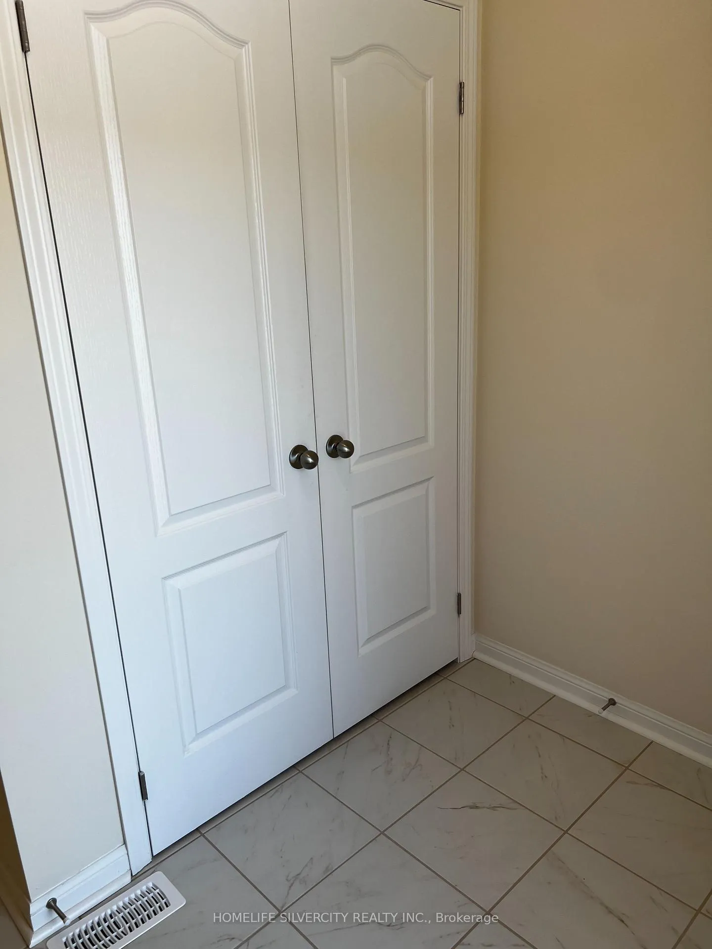 Photo 10 of 305 Windfields Farm Drive E, Oshawa, Windfields — HOMEH
