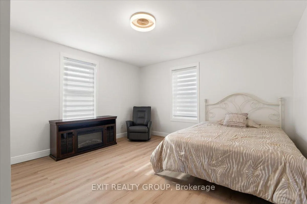 Photo 10 of 25 Perry Avenue, Brighton, Brighton (Town) — HOMEH