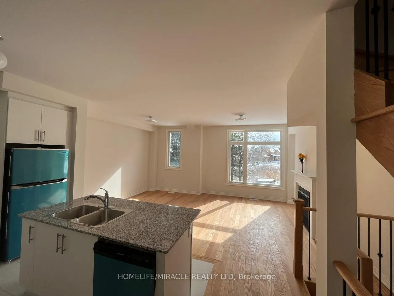 Photo 3 of 10 Queenpost Drive, Brampton, Credit Valley — HOMEH