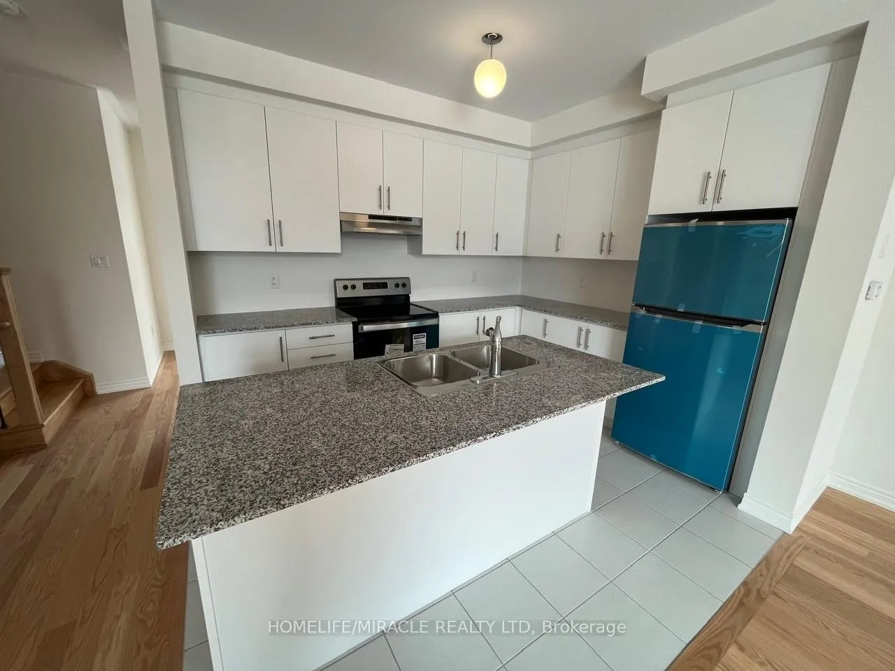 Photo 4 of 10 Queenpost Drive, Brampton, Credit Valley — HOMEH