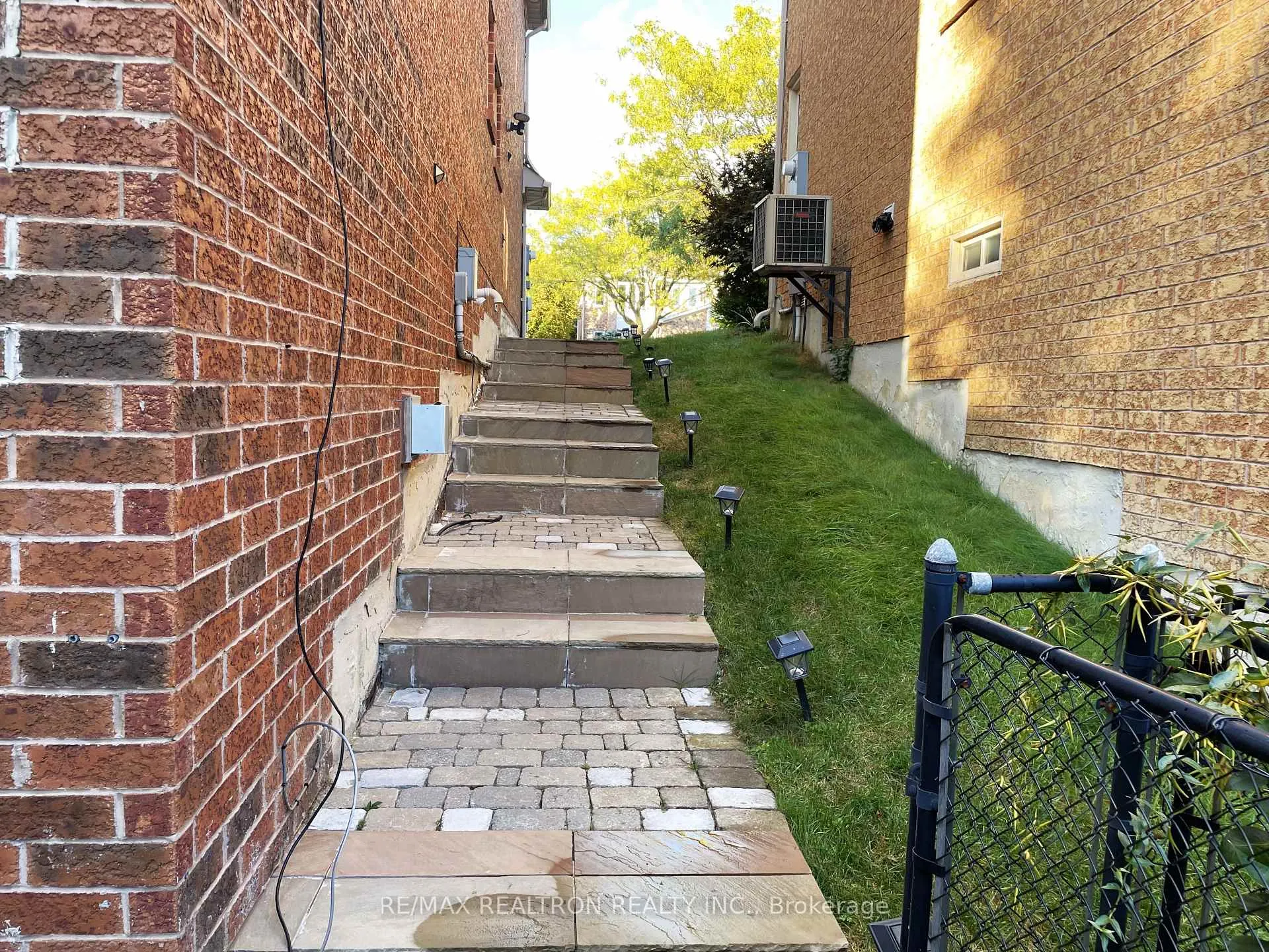 Photo 10 of 72 Pinnacle Trail, Aurora, Bayview Wellington — HOMEH