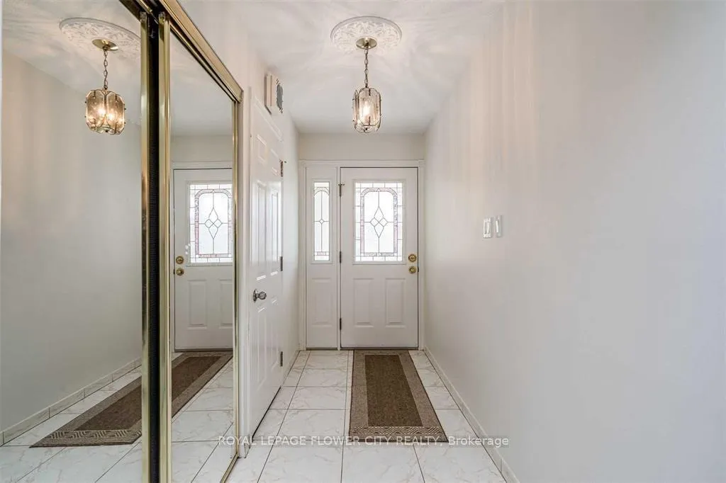 Photo 3 of 6 Reynier Drive, Brampton, Heart Lake — HOMEH