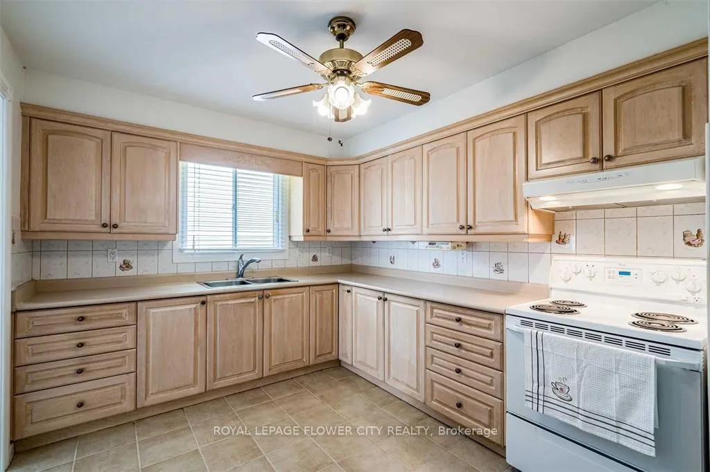 Photo 4 of 6 Reynier Drive, Brampton, Heart Lake — HOMEH