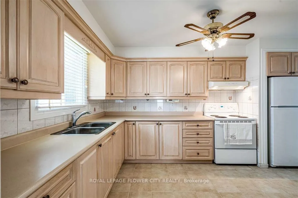 Photo 5 of 6 Reynier Drive, Brampton, Heart Lake — HOMEH