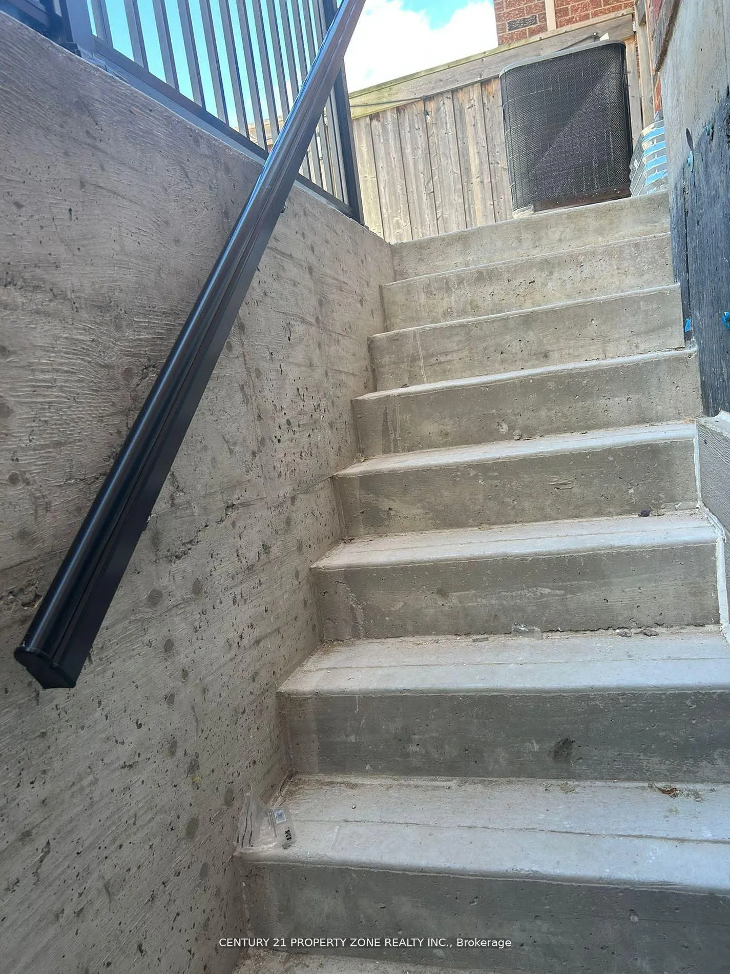 Photo 4 of Unit Bsmt, 25 Abbotsbury Drive, Brampton, Credit Valley — HOMEH