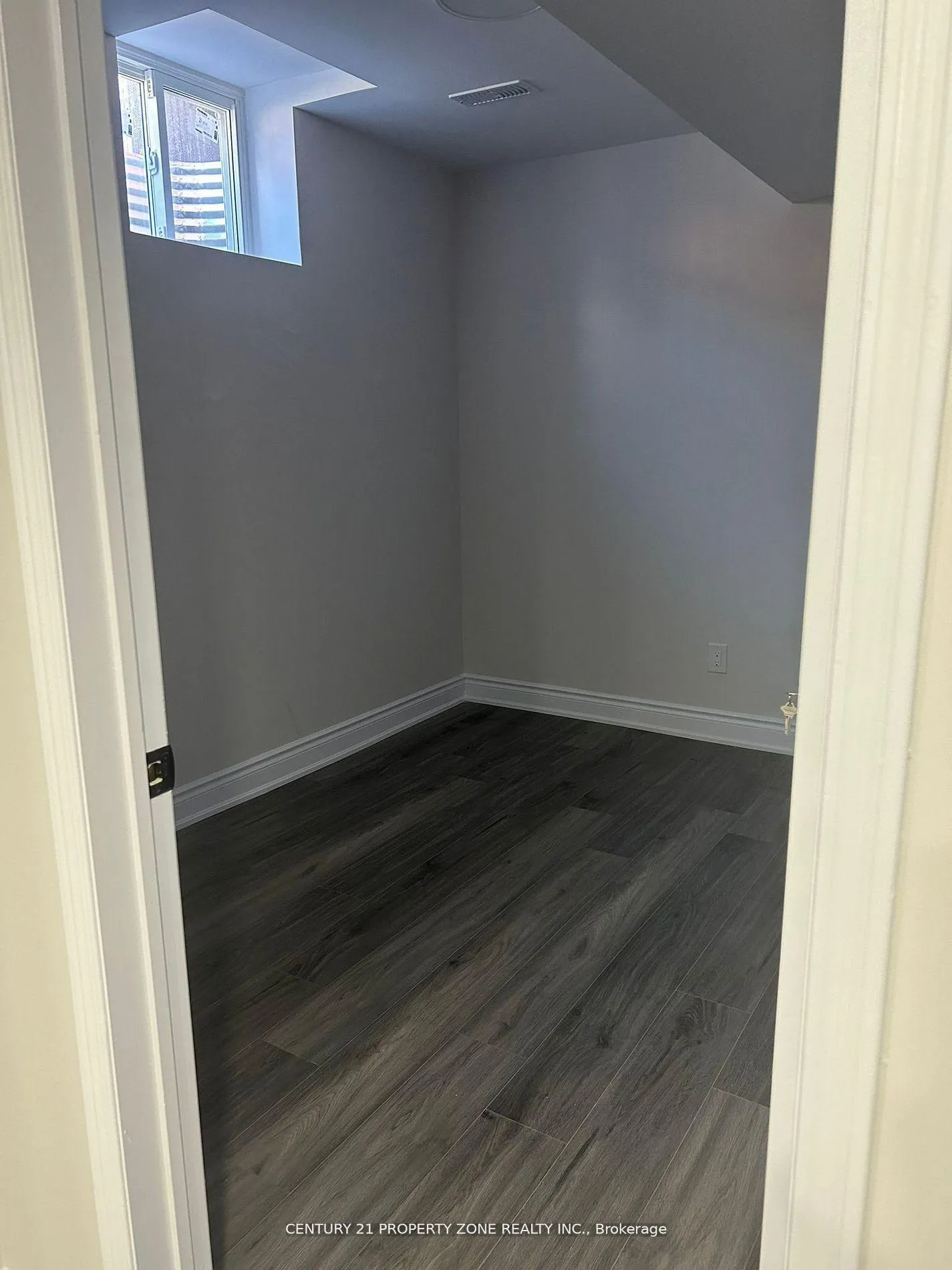 Photo 8 of Unit Bsmt, 25 Abbotsbury Drive, Brampton, Credit Valley — HOMEH