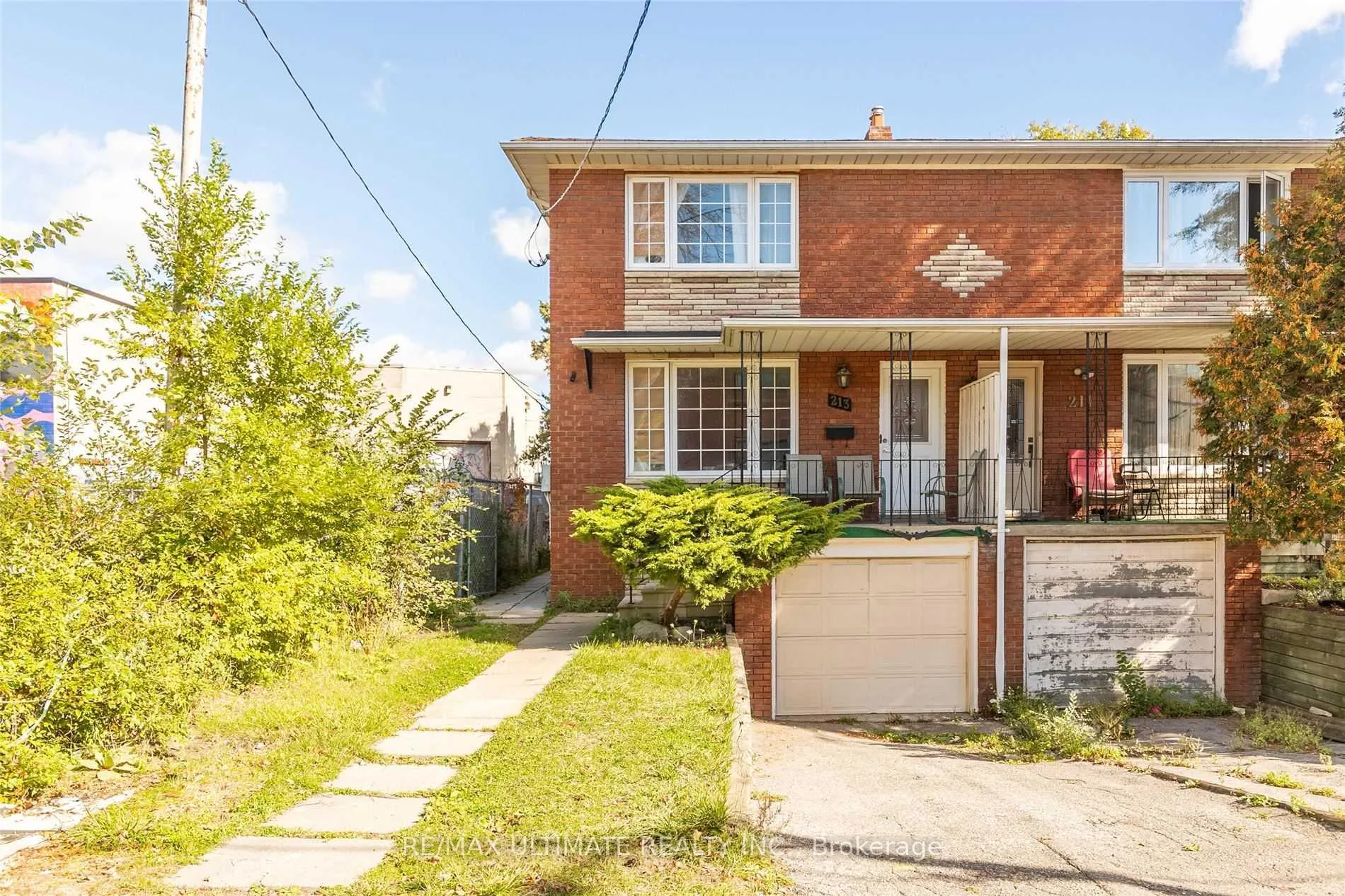 Front of Unit 2, 213 Close Avenue