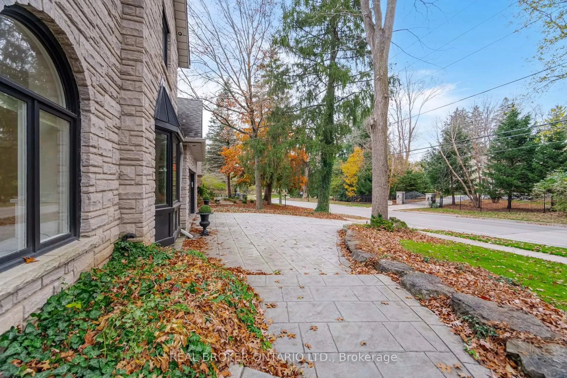 Photo 4 of 168 Lovers Lane, Hamilton, Ancaster — HOMEH
