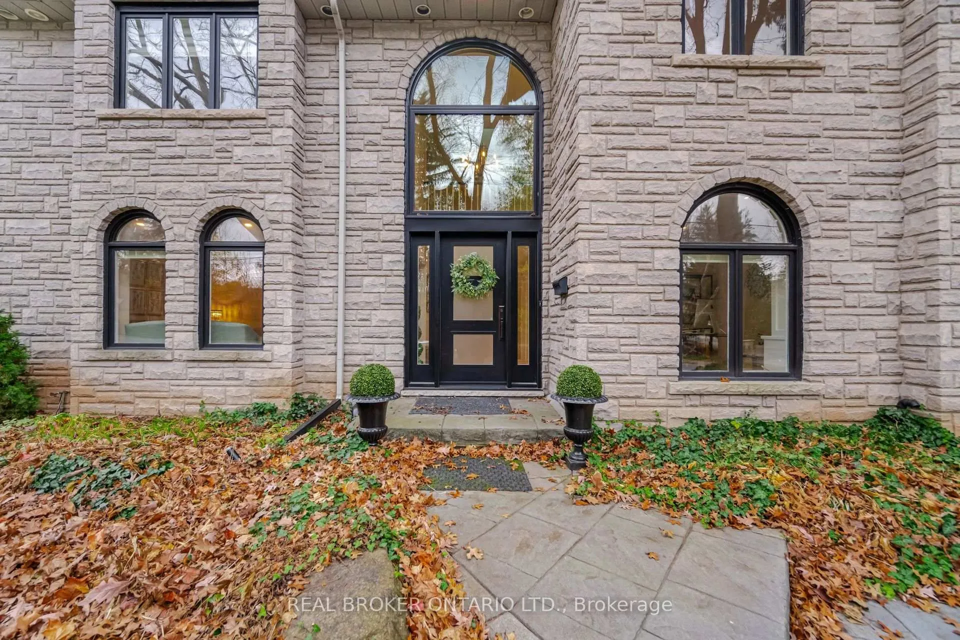 Photo 5 of 168 Lovers Lane, Hamilton, Ancaster — HOMEH
