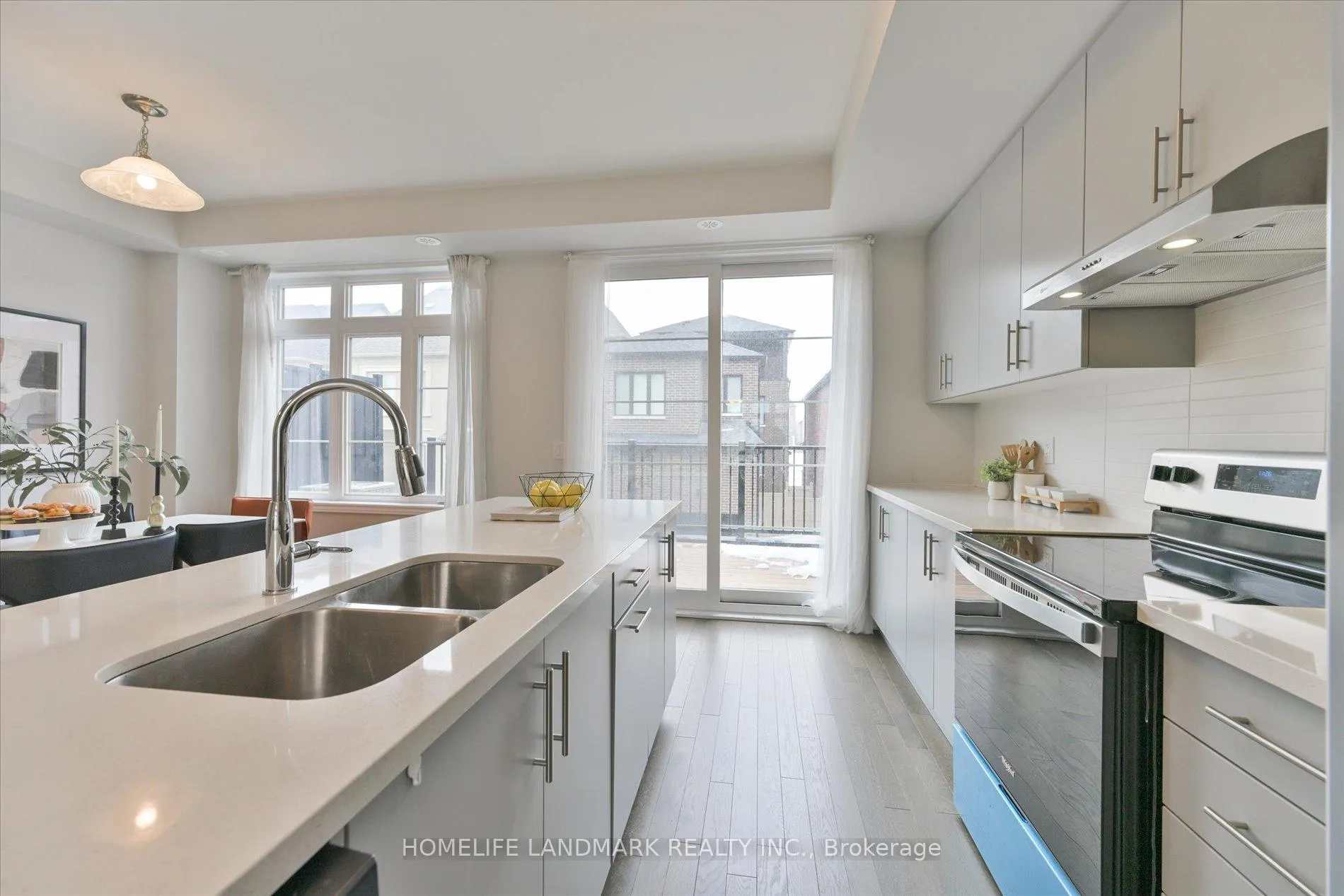Photo 13 of 25 William Shearn Crescent, Markham, Unionville — HOMEH
