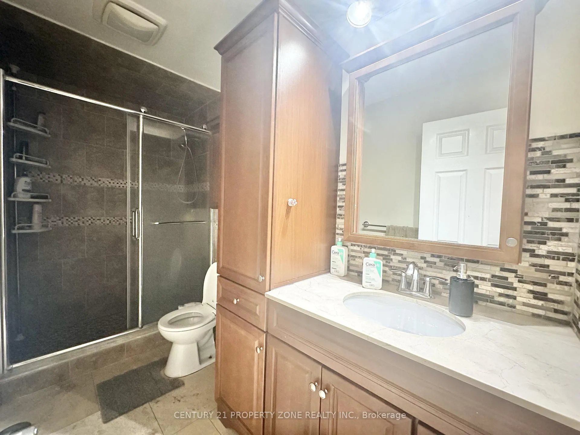 Front of Unit Upper, 164 Earnscliffe Circle